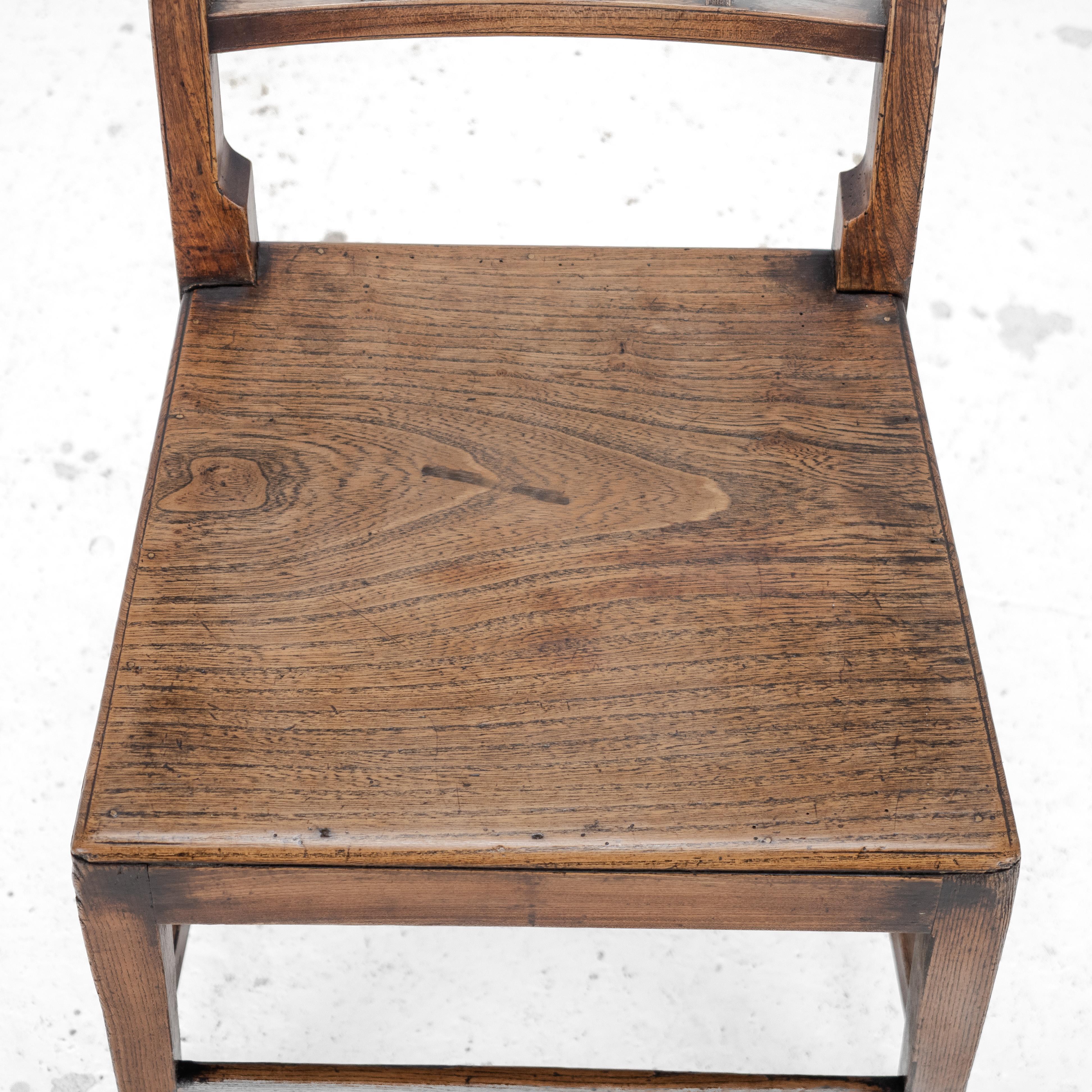 Orme Paire de chaises de campagne en orme de style géorgien de la fin du XVIIIe siècle ( A Hall Dining Side) en vente