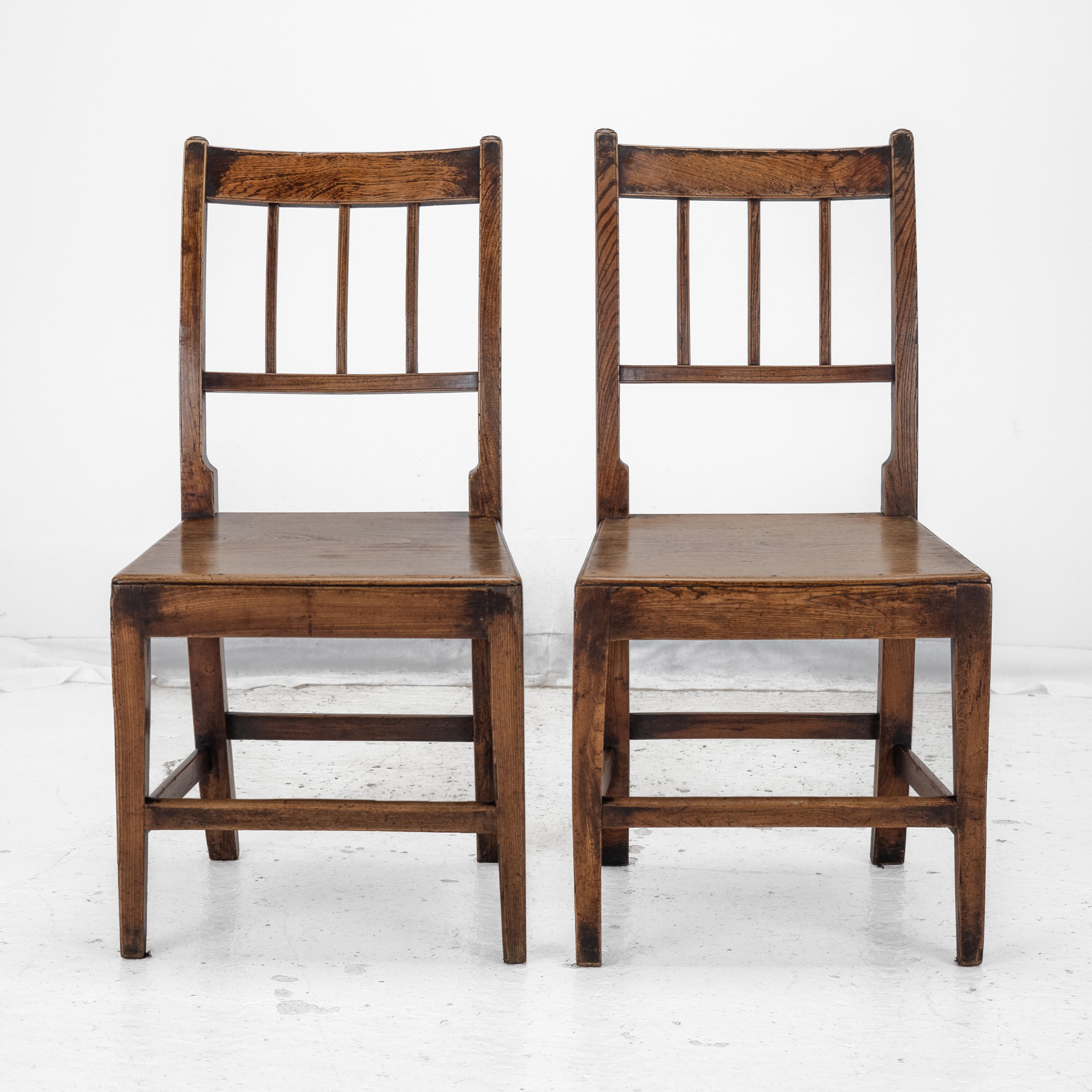 Paire de chaises de campagne en orme de style géorgien de la fin du XVIIIe siècle ( A Hall Dining Side) en vente 2