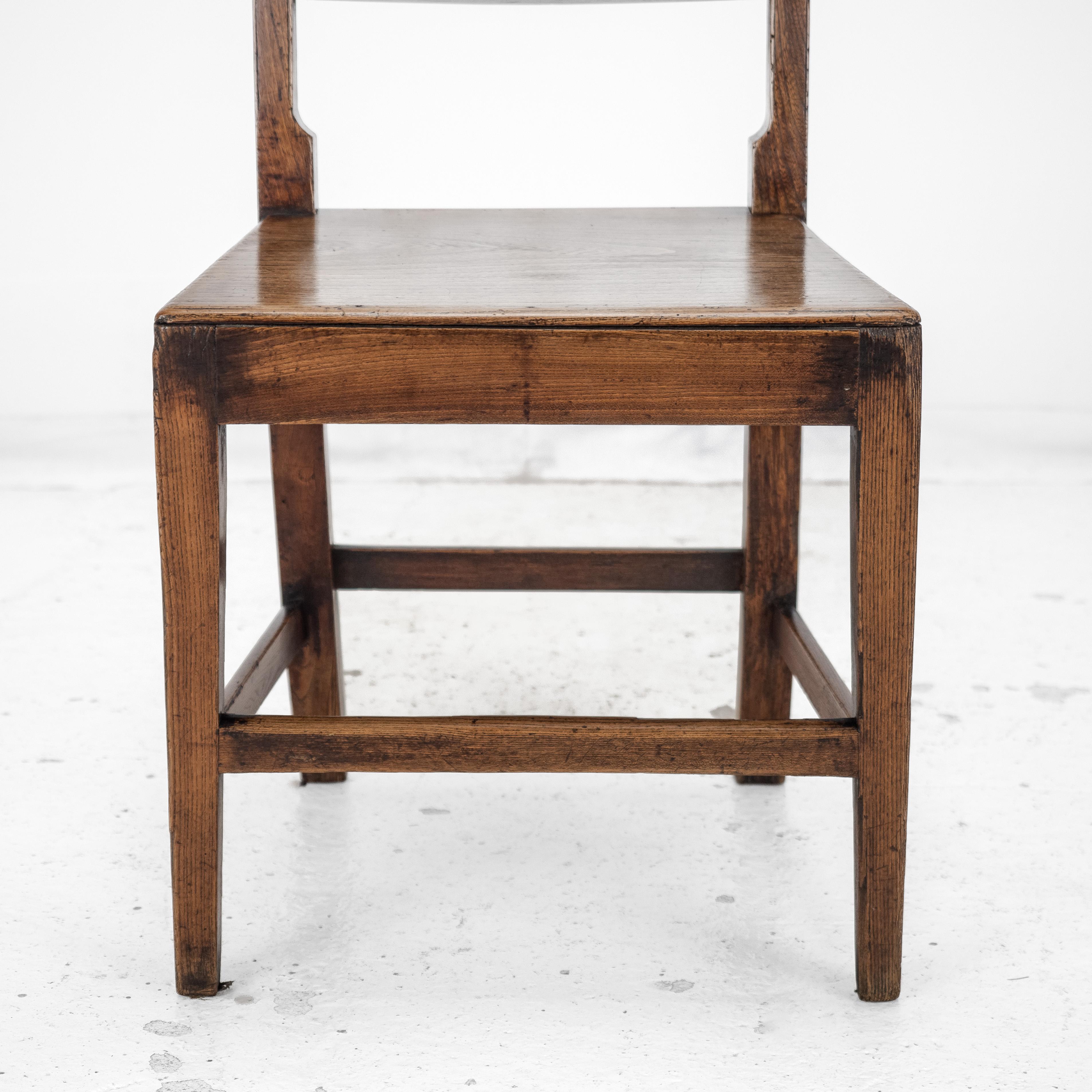 Paire de chaises de campagne en orme de style géorgien de la fin du XVIIIe siècle ( A Hall Dining Side) en vente 7