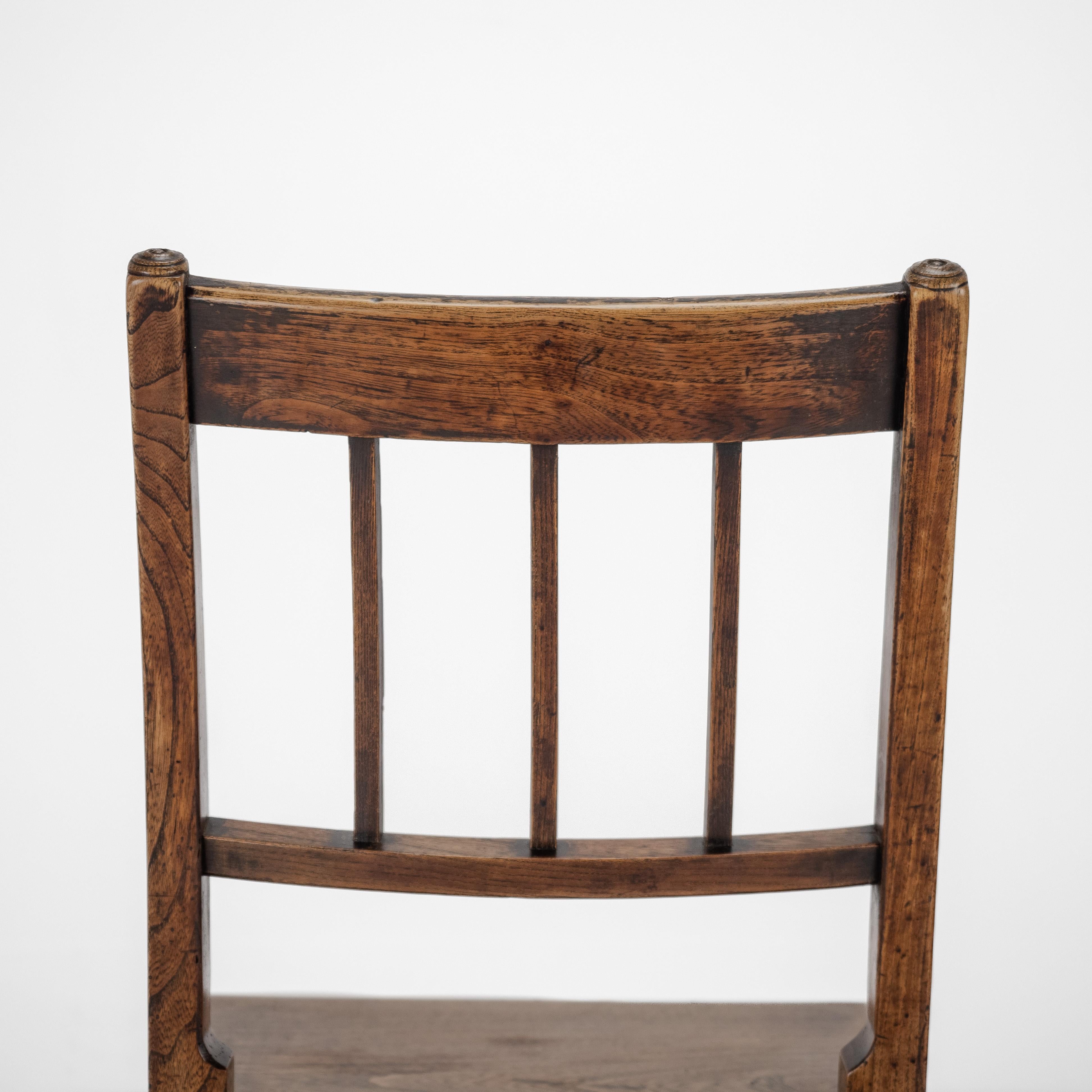 Paire de chaises de campagne en orme de style géorgien de la fin du XVIIIe siècle ( A Hall Dining Side) en vente 3