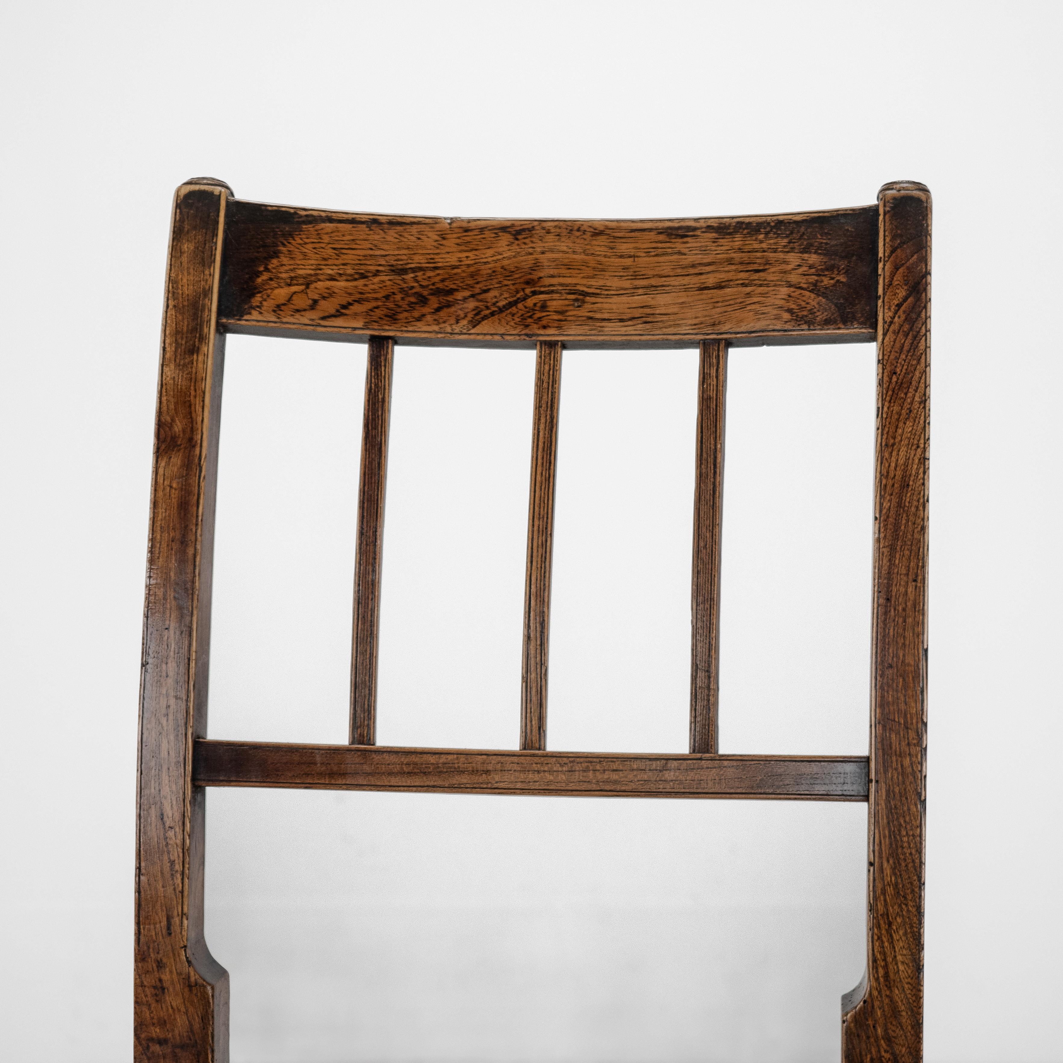 Paire de chaises de campagne en orme de style géorgien de la fin du XVIIIe siècle ( A Hall Dining Side) en vente 6