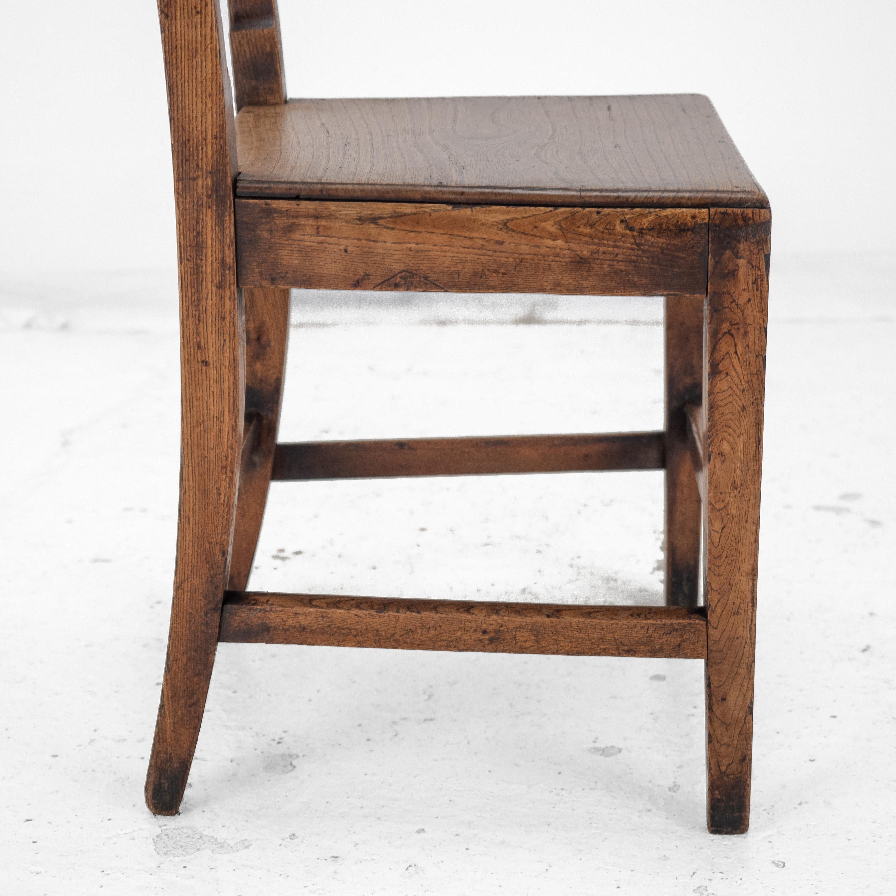 Paire de chaises de campagne en orme de style géorgien de la fin du XVIIIe siècle ( A Hall Dining Side) en vente 11