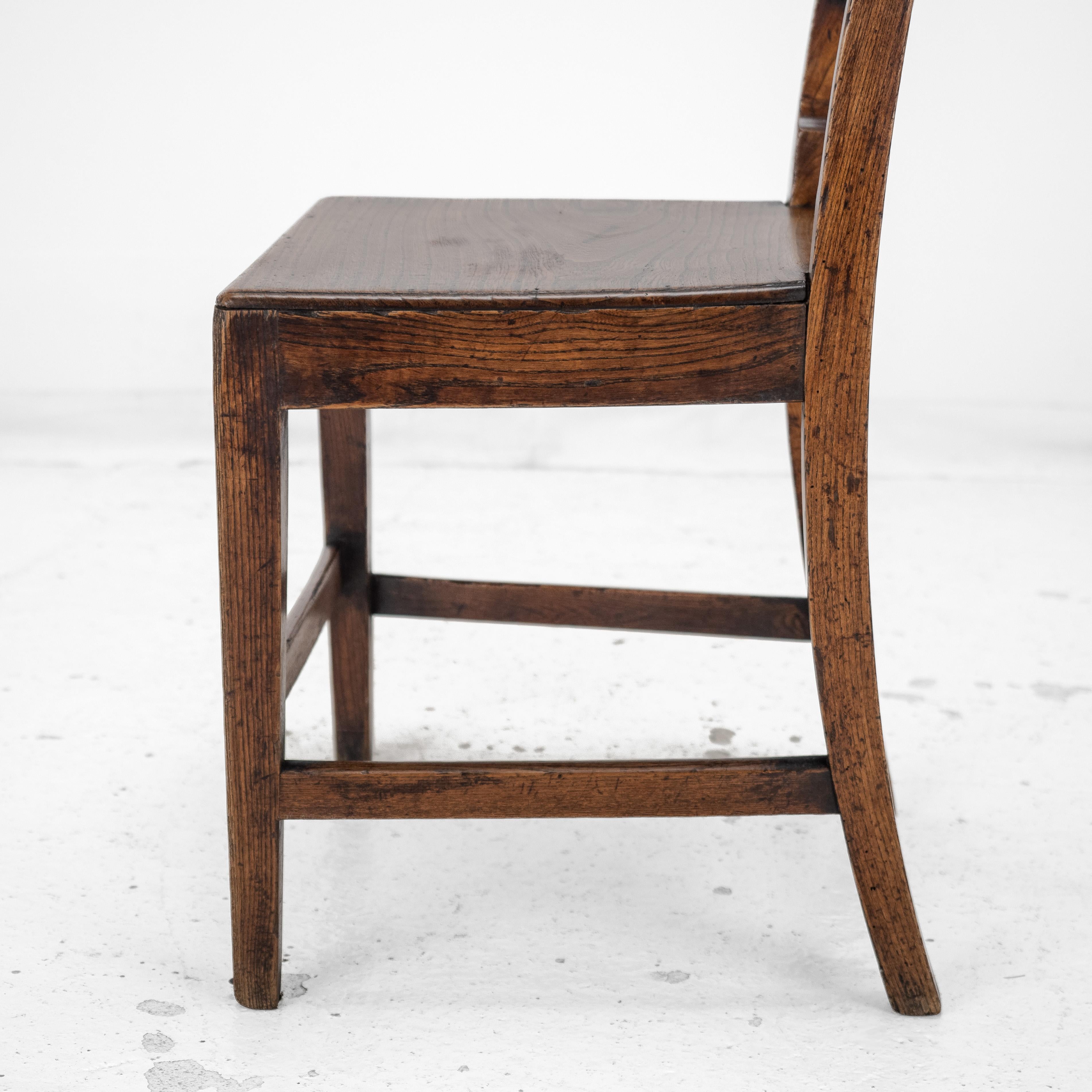 Paire de chaises de campagne en orme de style géorgien de la fin du XVIIIe siècle ( A Hall Dining Side) en vente 10