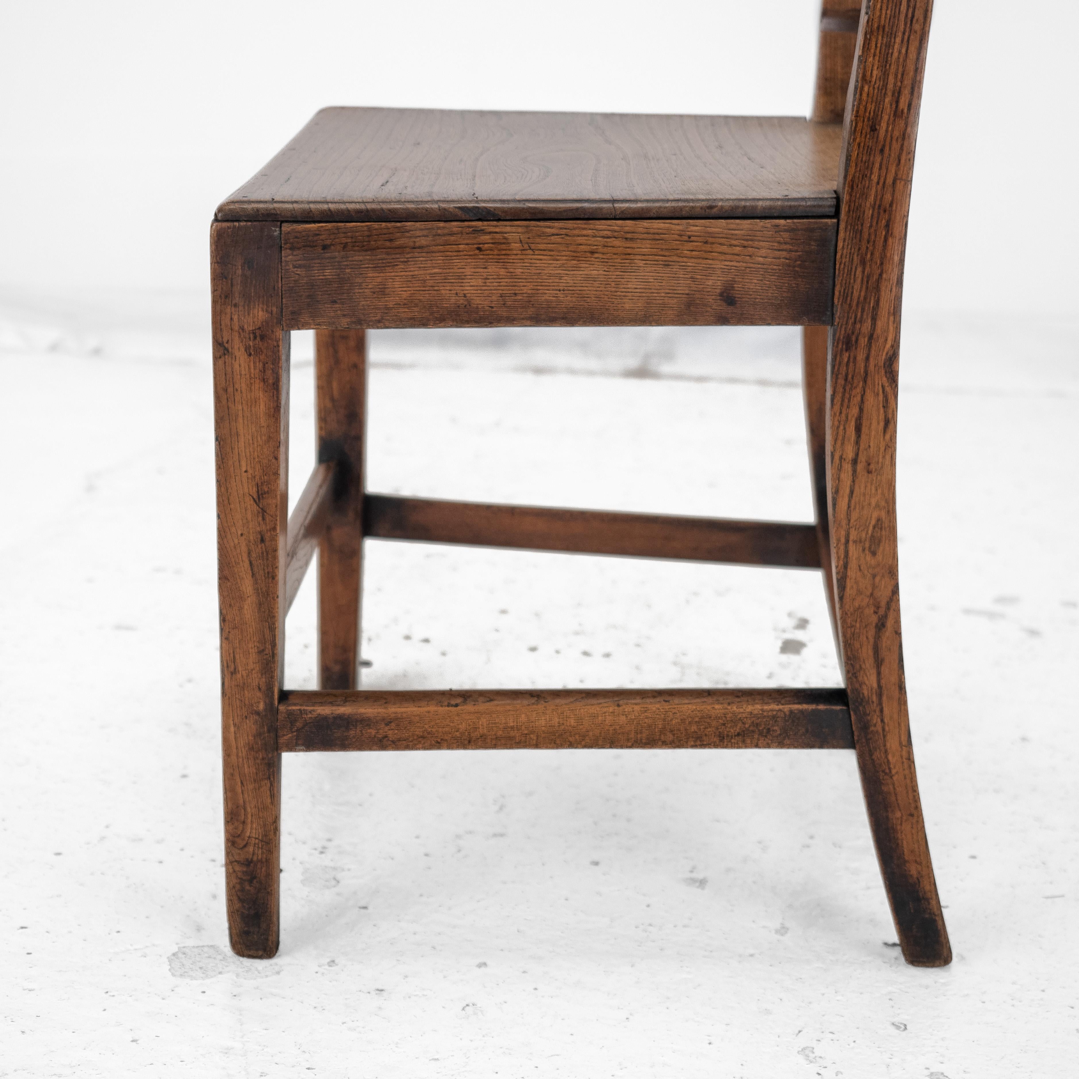 Paire de chaises de campagne en orme de style géorgien de la fin du XVIIIe siècle ( A Hall Dining Side) en vente 13