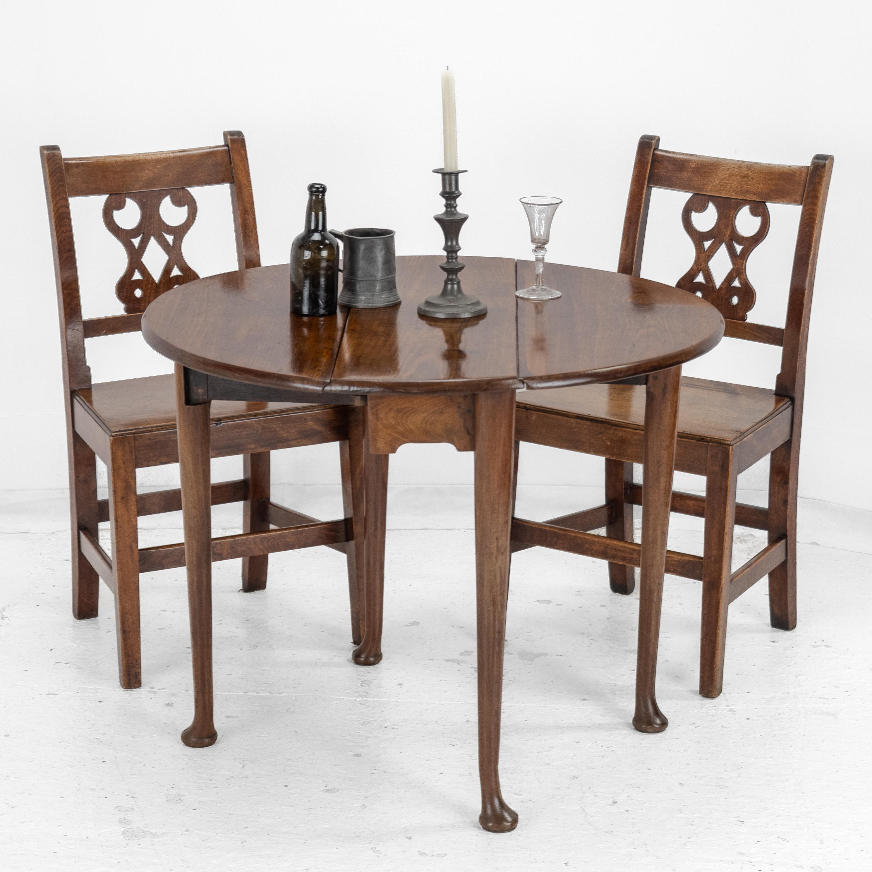 A George II period, mahogany gate-leg, drop-leaf occasional / dining table, dating from the mid 18th century. Featuring a solid mahogany top of round-ish form. Constructed from 3 leaves of early mahogany. The end leaves are supported by single