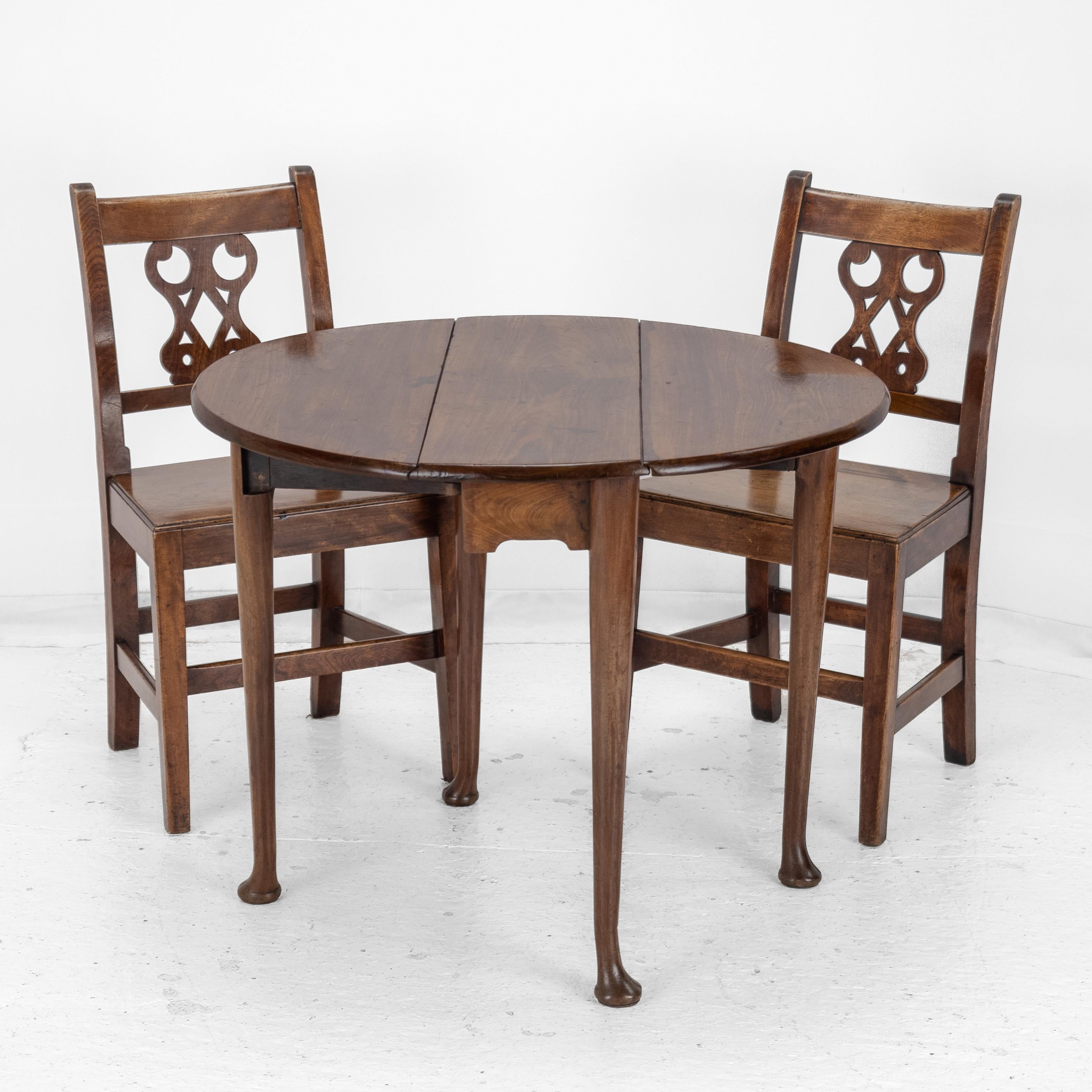 George II c.18th Mahogany Small Round Drop-Leaf Pad Foot Occasional Table For Sale 6