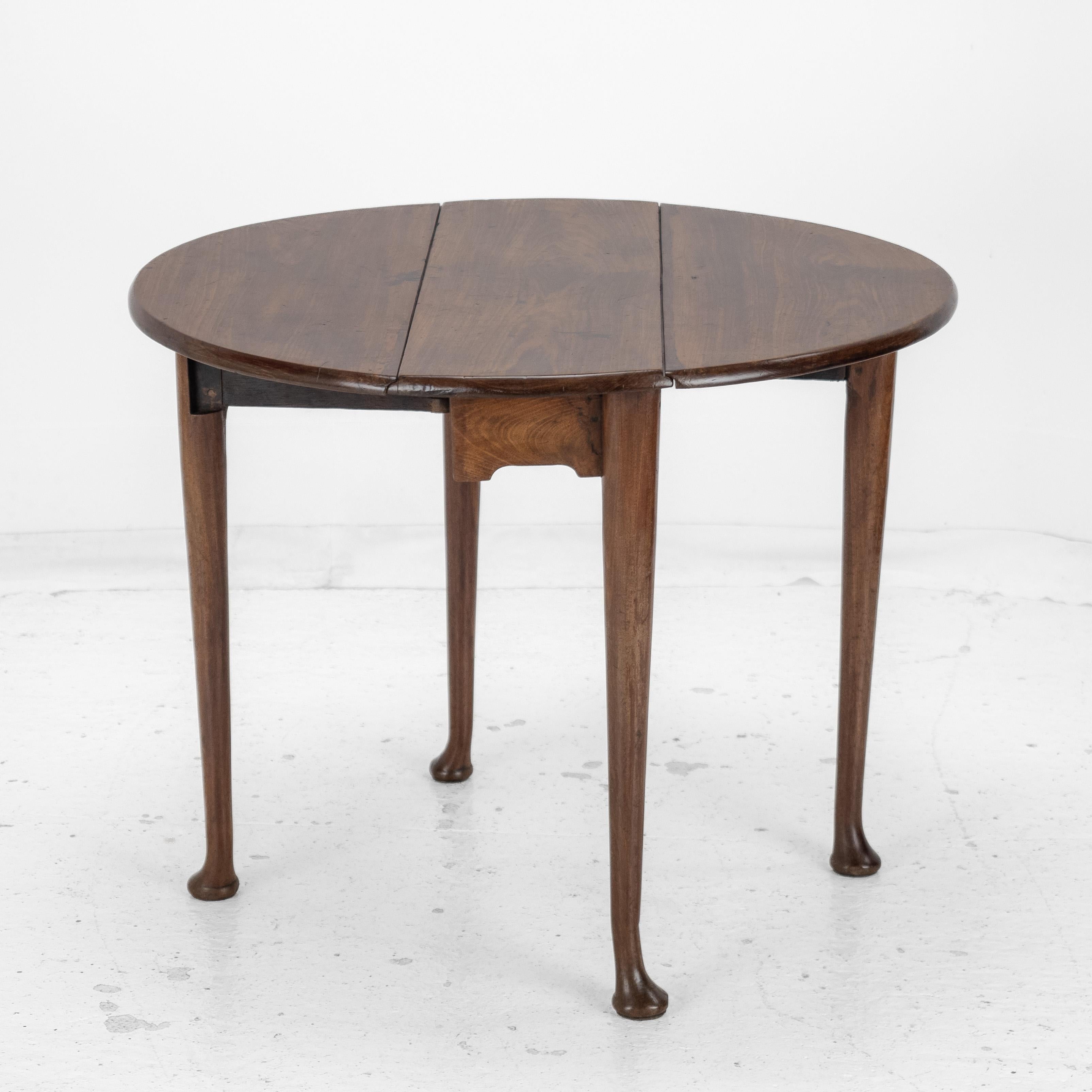 George II c.18th Mahogany Small Round Drop-Leaf Pad Foot Occasional Table In Fair Condition For Sale In Leeds, GB