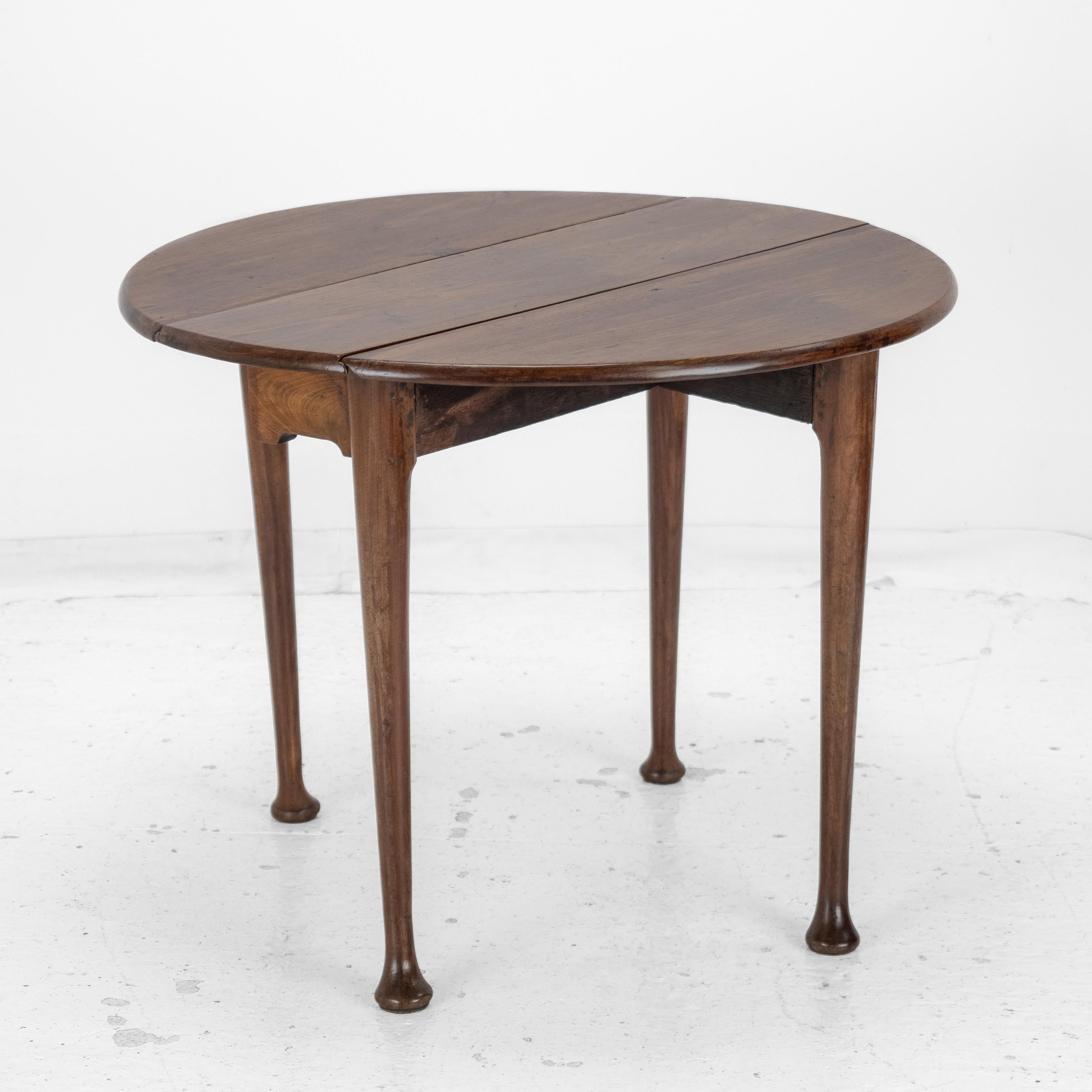 18th Century George II c.18th Mahogany Small Round Drop-Leaf Pad Foot Occasional Table For Sale
