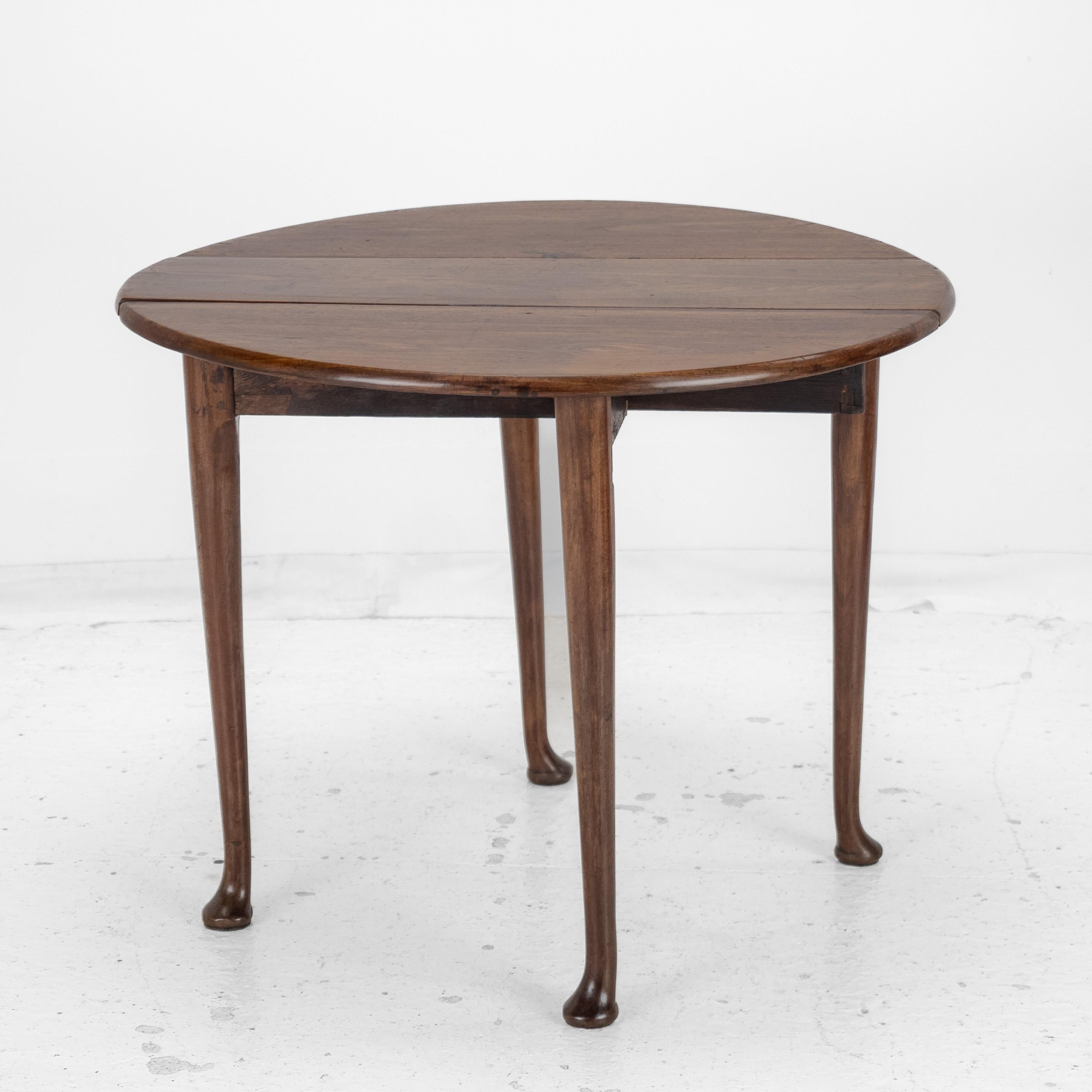 George II c.18th Mahogany Small Round Drop-Leaf Pad Foot Occasional Table For Sale 1