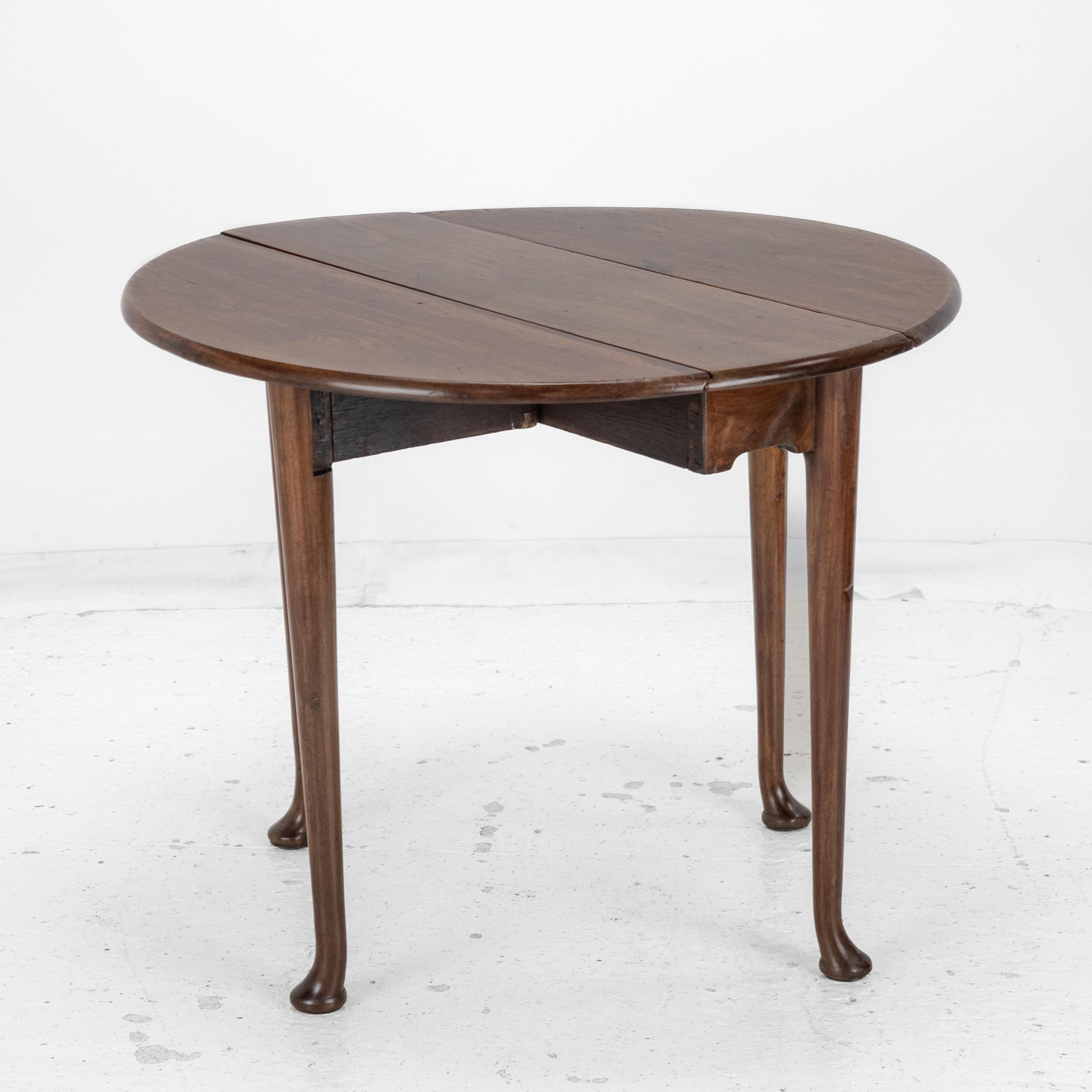 George II c.18th Mahogany Small Round Drop-Leaf Pad Foot Occasional Table For Sale 2