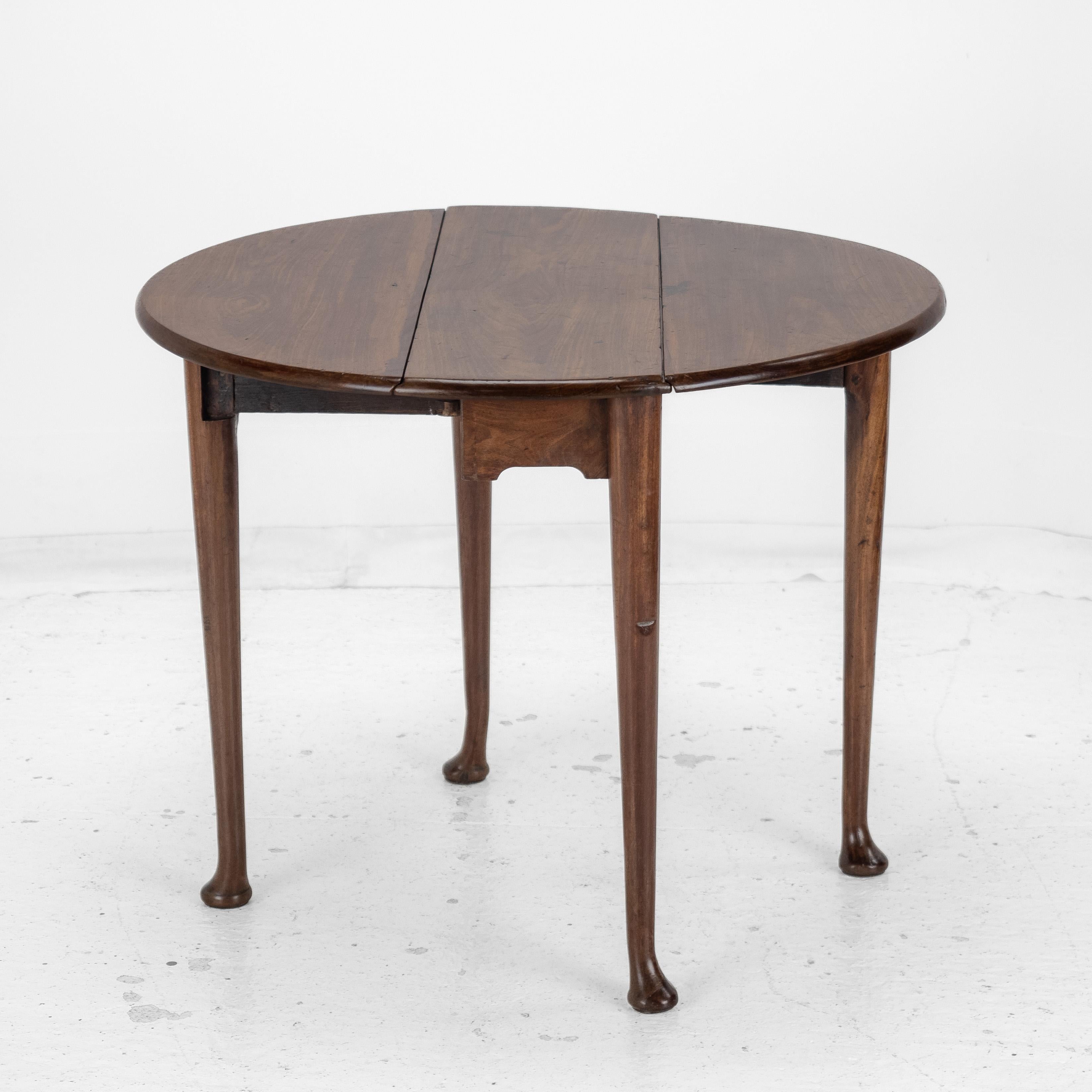 George II c.18th Mahogany Small Round Drop-Leaf Pad Foot Occasional Table For Sale 3