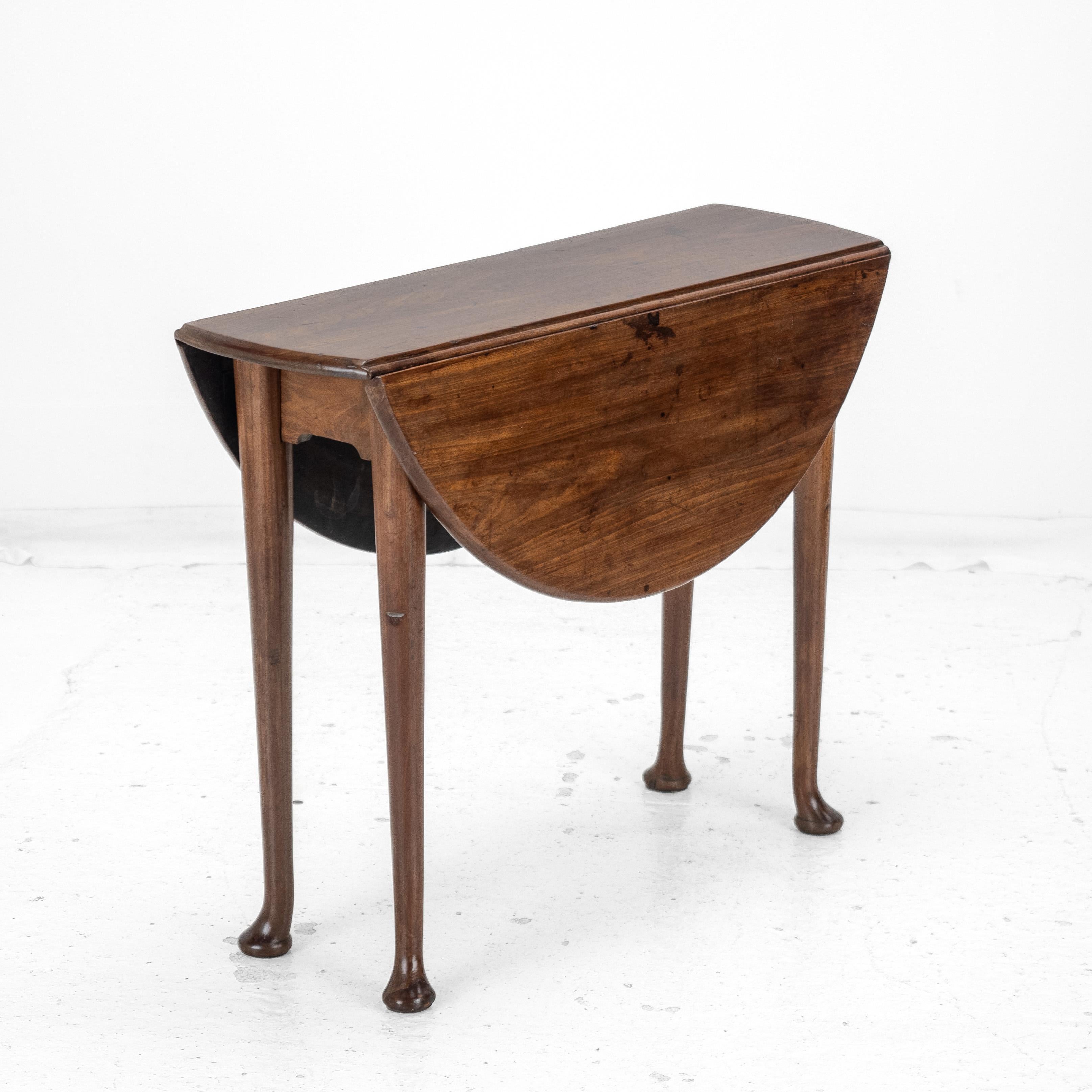 English George II c.18th Mahogany Small Round Drop-Leaf Pad Foot Occasional Table For Sale