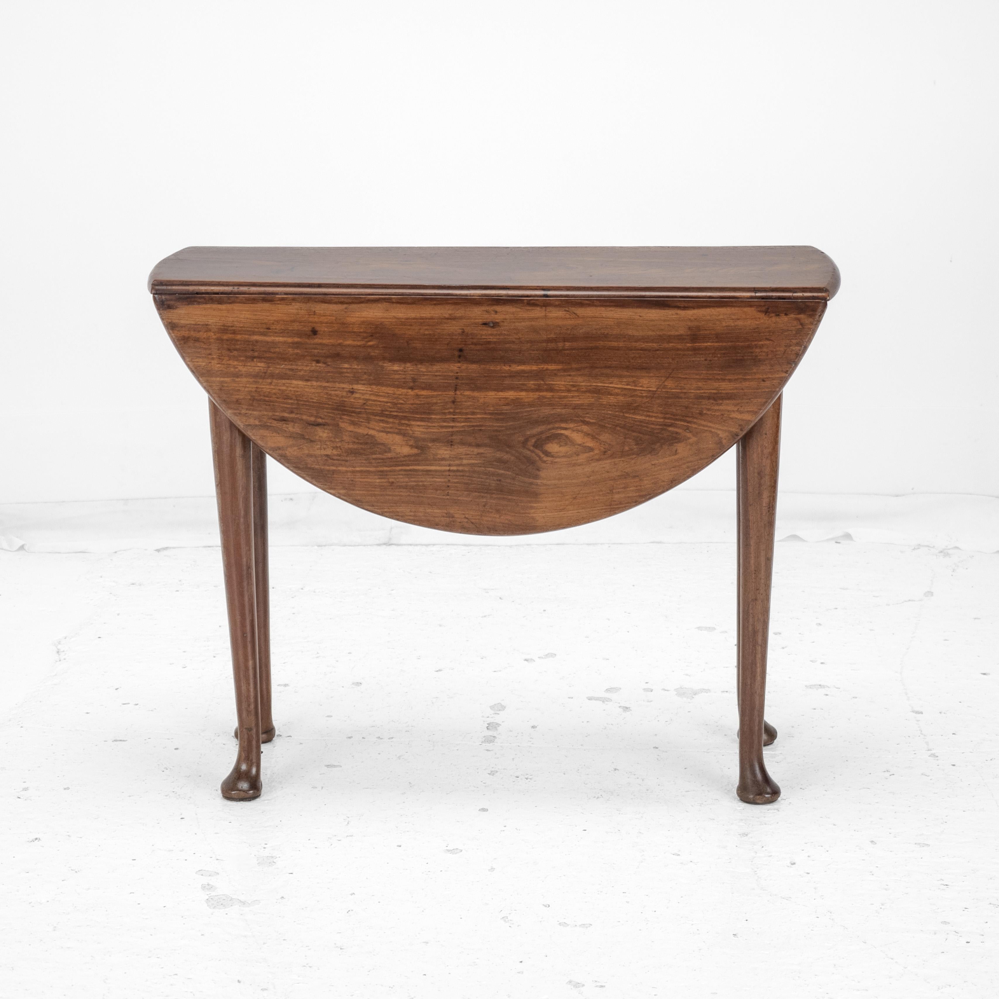 George II c.18th Mahogany Small Round Drop-Leaf Pad Foot Occasional Table For Sale 9