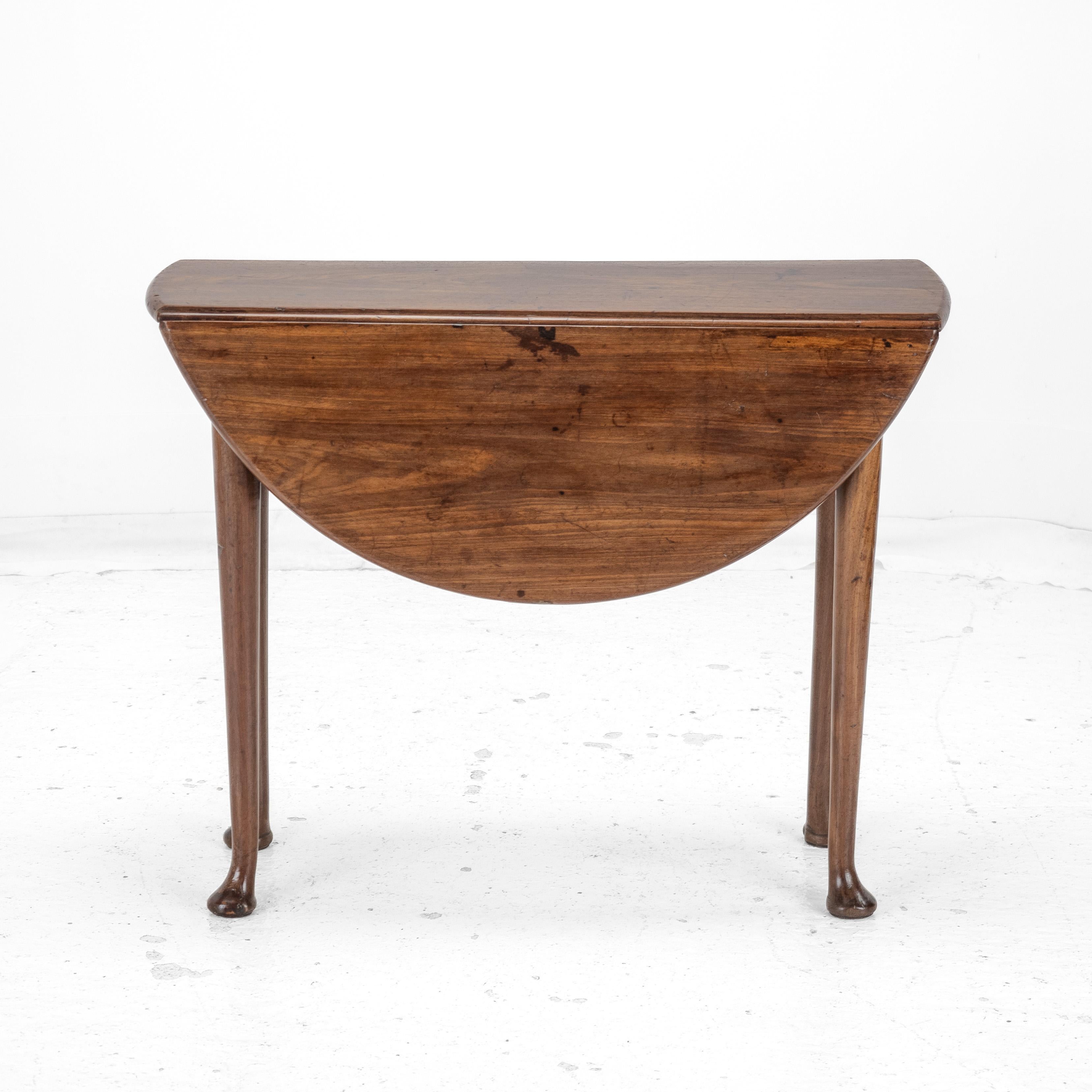 George II c.18th Mahogany Small Round Drop-Leaf Pad Foot Occasional Table For Sale 7