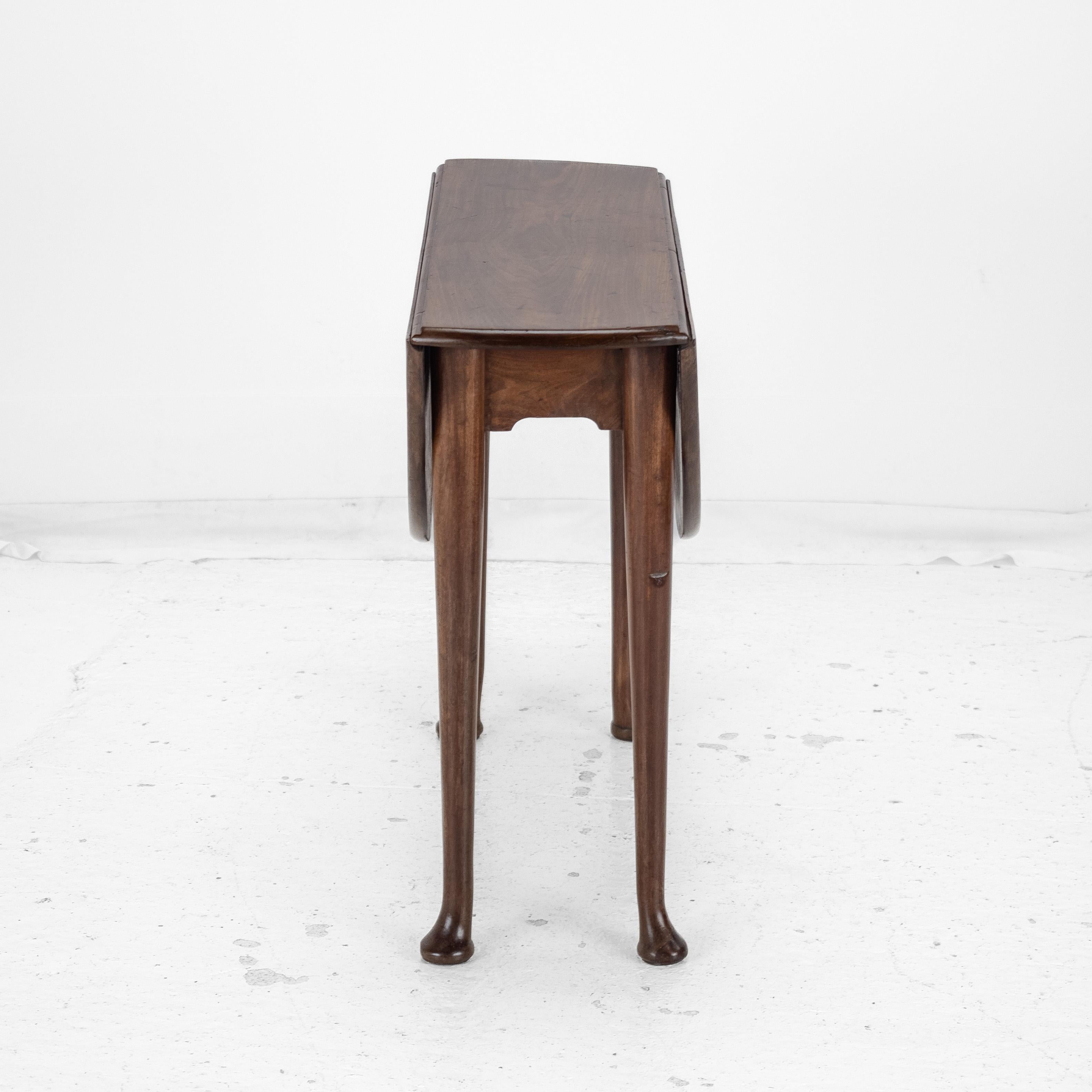 George II c.18th Mahogany Small Round Drop-Leaf Pad Foot Occasional Table For Sale 8