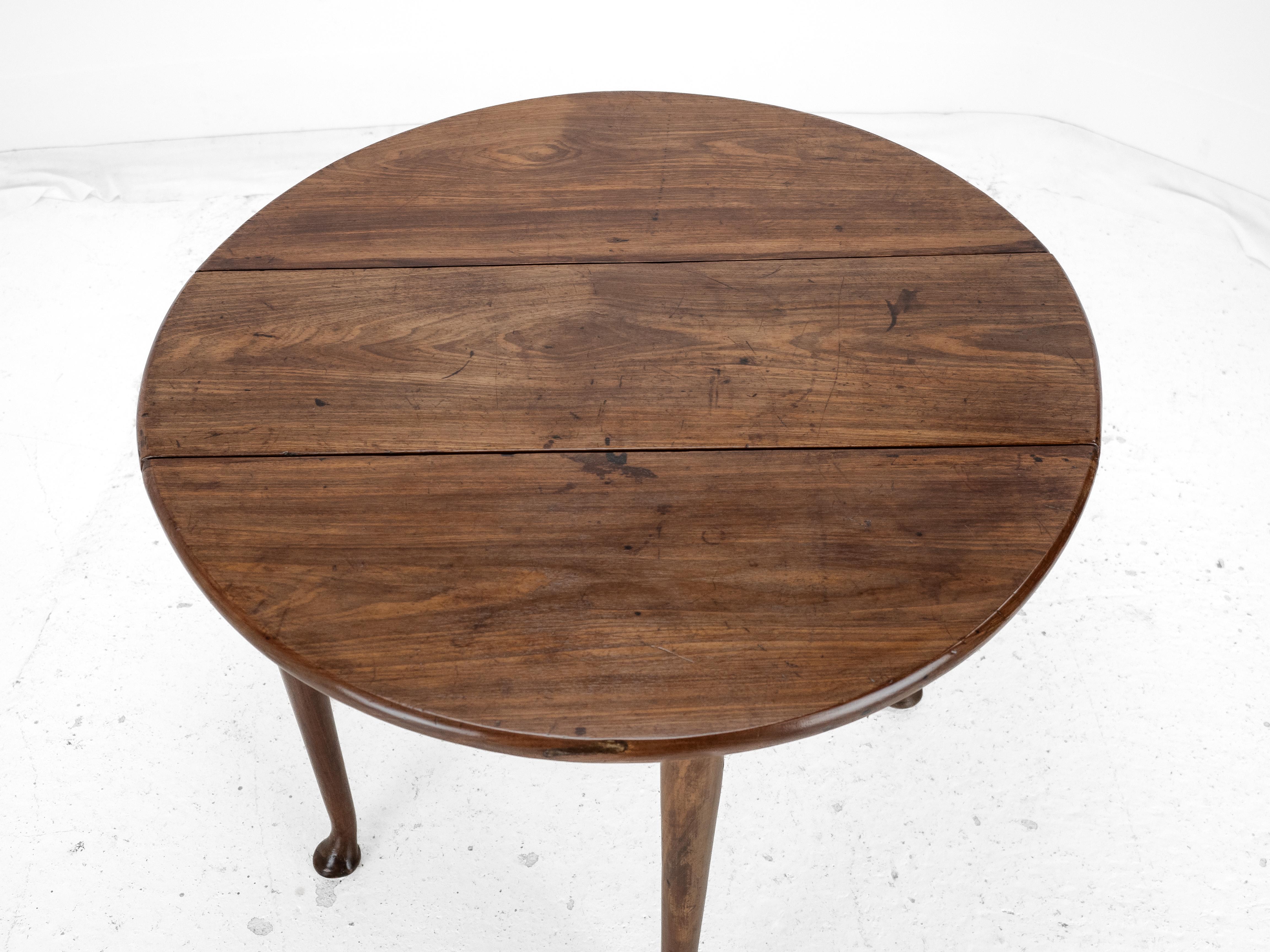 George II c.18th Mahogany Small Round Drop-Leaf Pad Foot Occasional Table For Sale 5