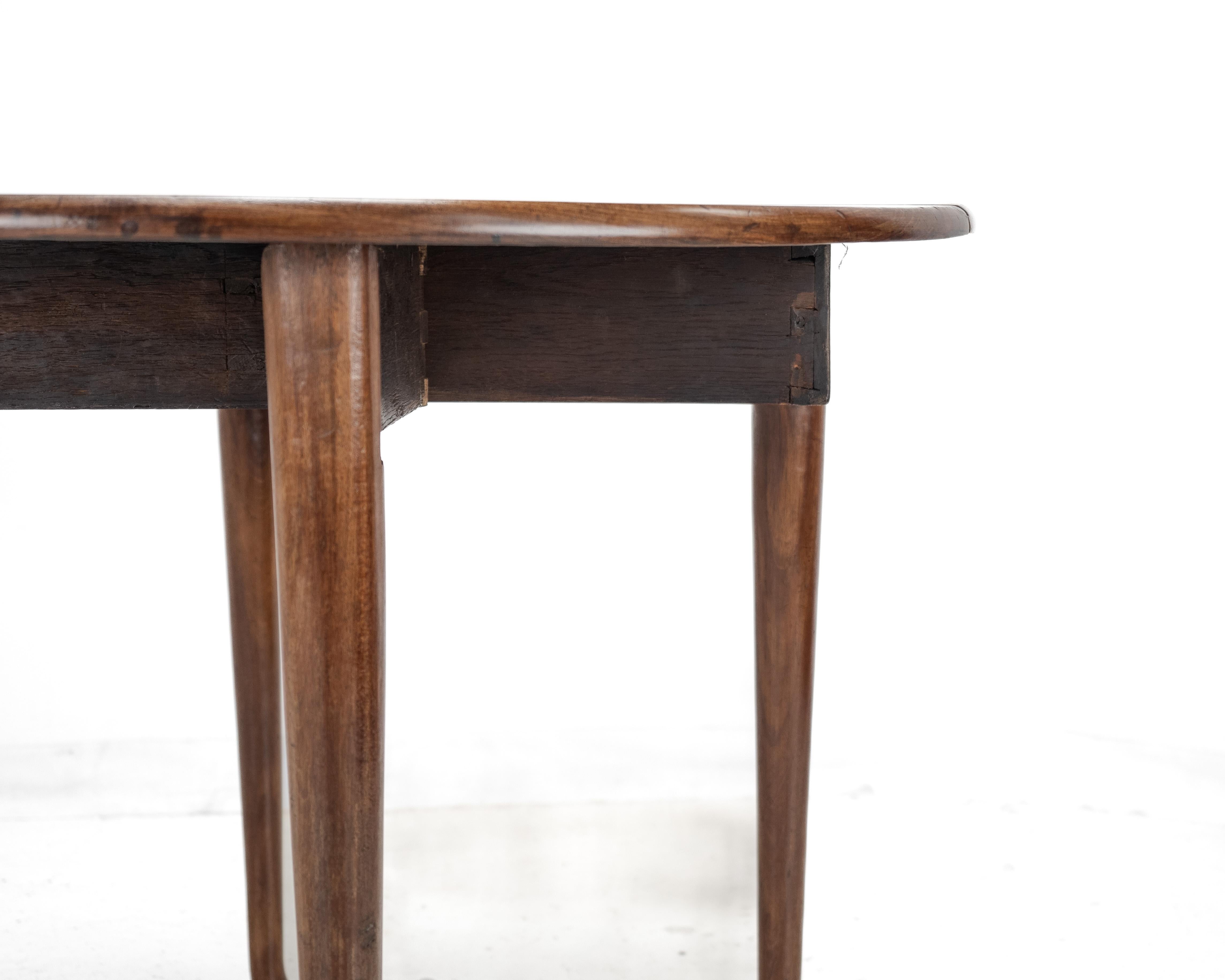 George II c.18th Mahogany Small Round Drop-Leaf Pad Foot Occasional Table For Sale 13