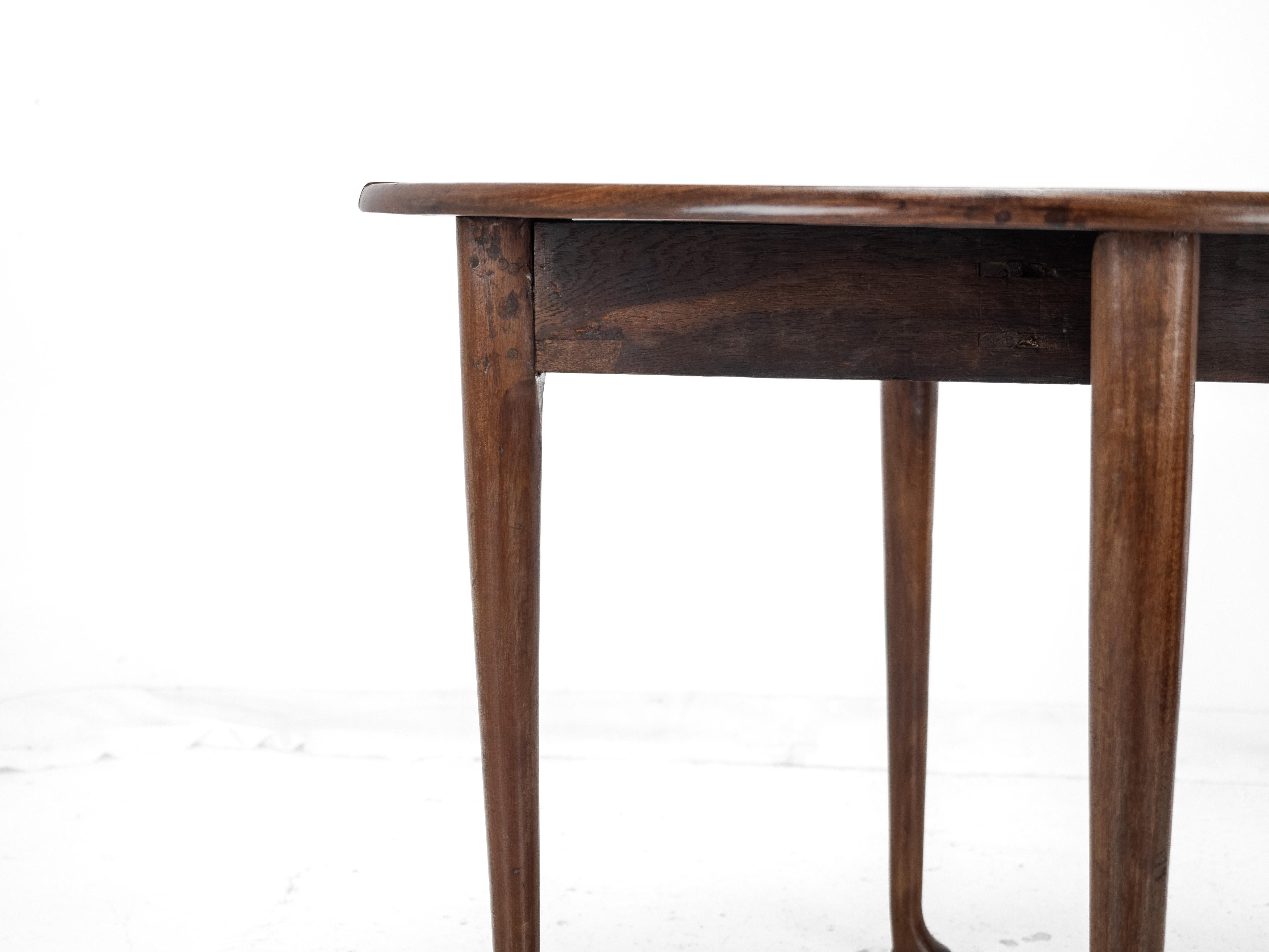 George II c.18th Mahogany Small Round Drop-Leaf Pad Foot Occasional Table For Sale 12