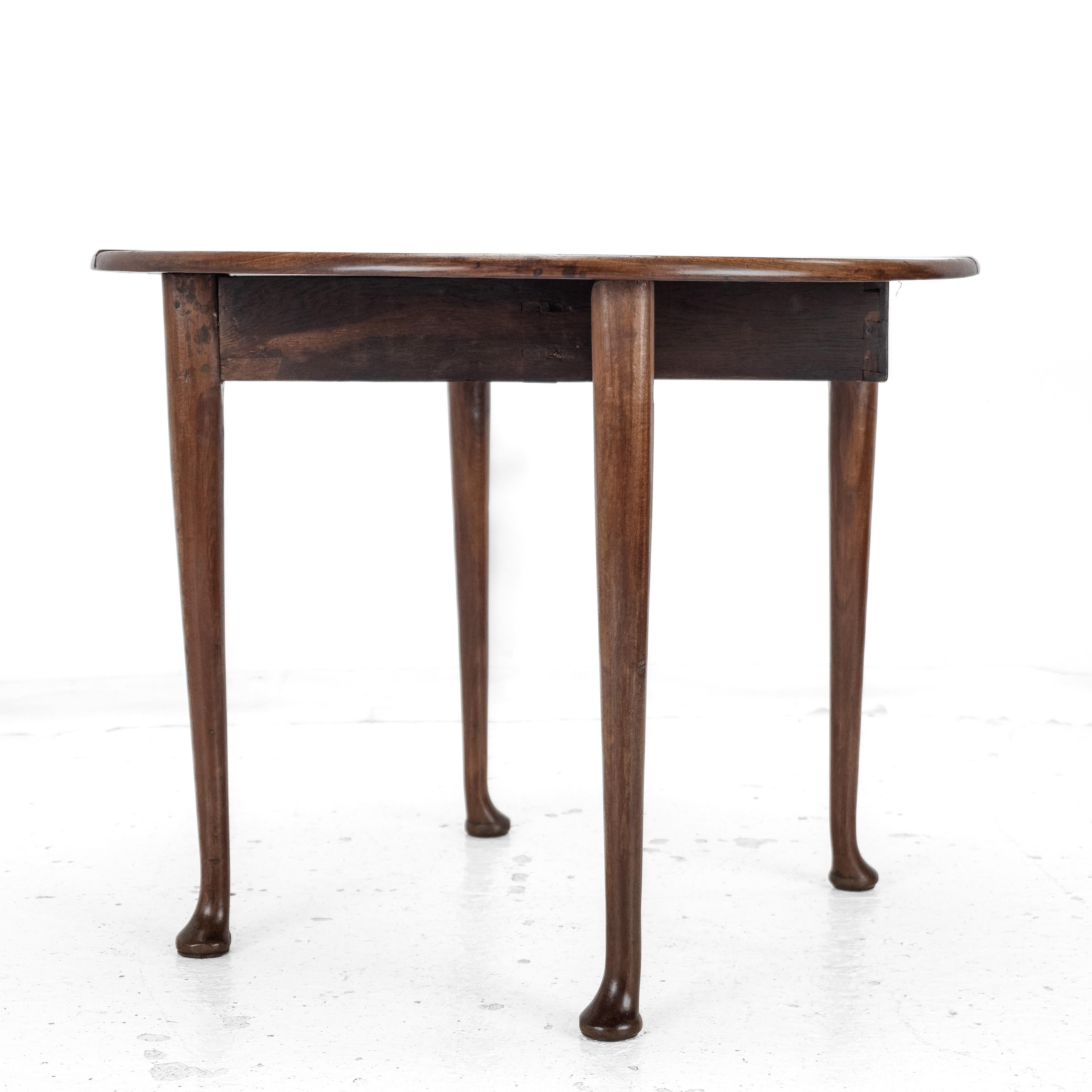 George II c.18th Mahogany Small Round Drop-Leaf Pad Foot Occasional Table For Sale 11