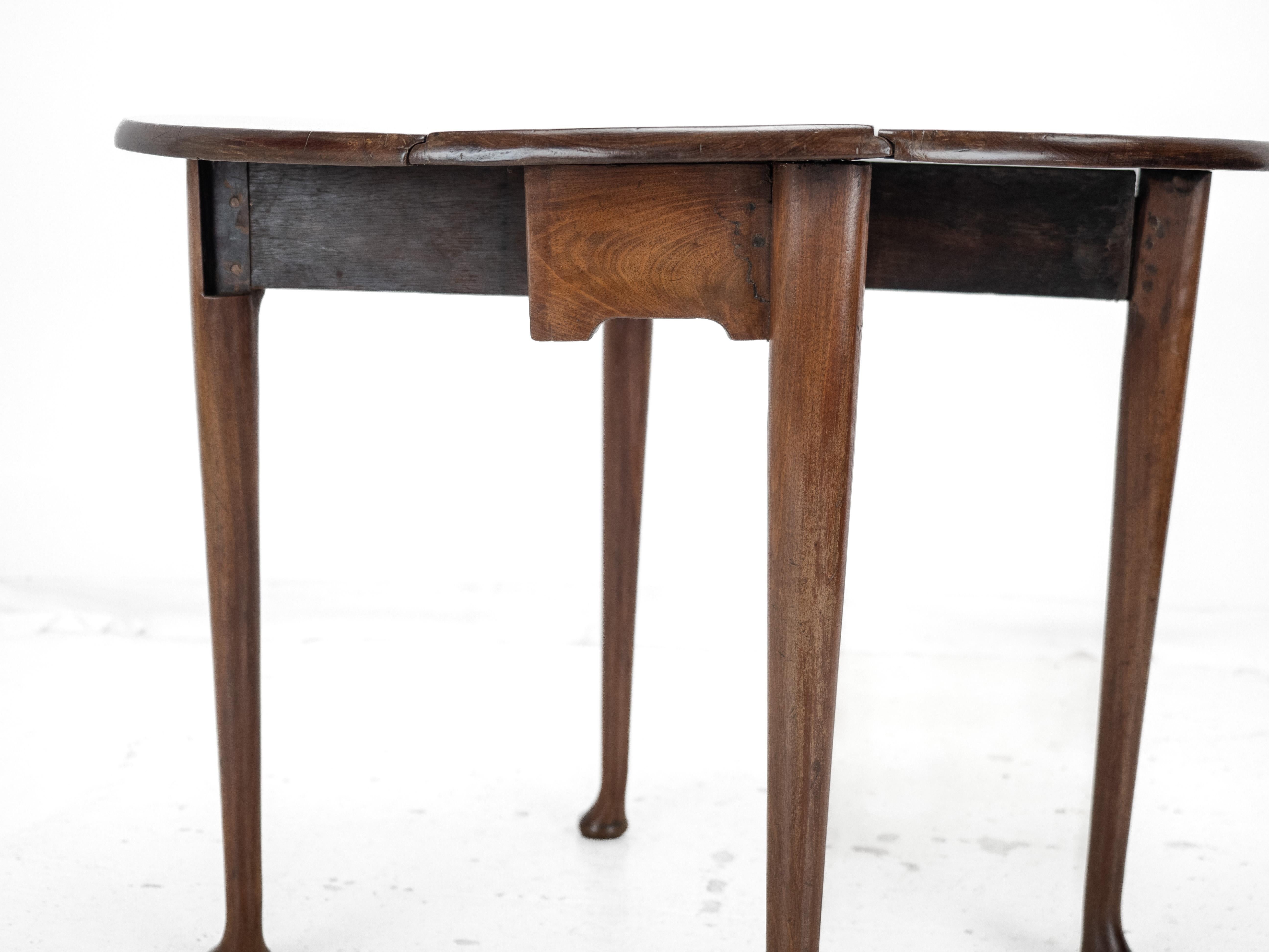 George II c.18th Mahogany Small Round Drop-Leaf Pad Foot Occasional Table For Sale 15
