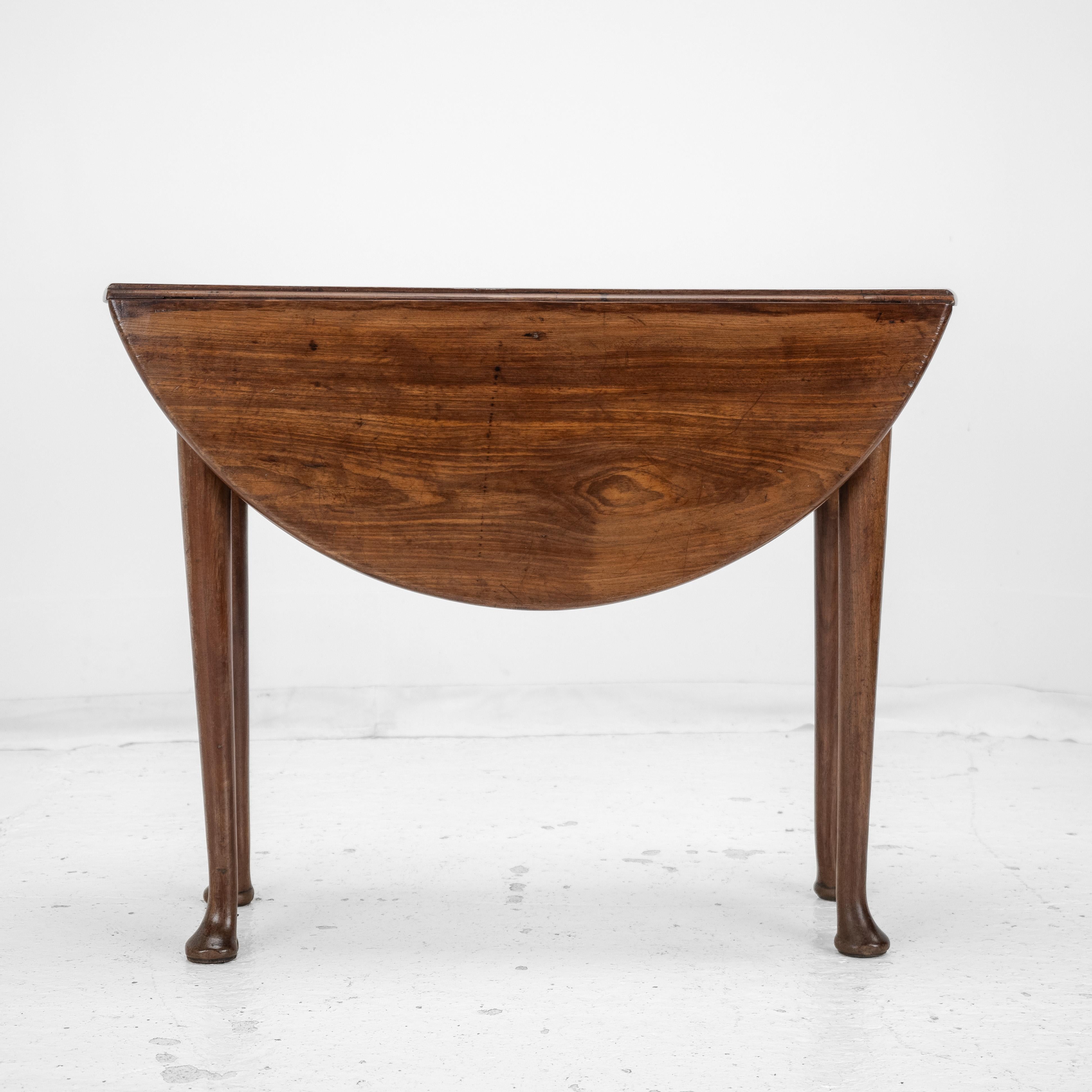 George II c.18th Mahogany Small Round Drop-Leaf Pad Foot Occasional Table For Sale 10