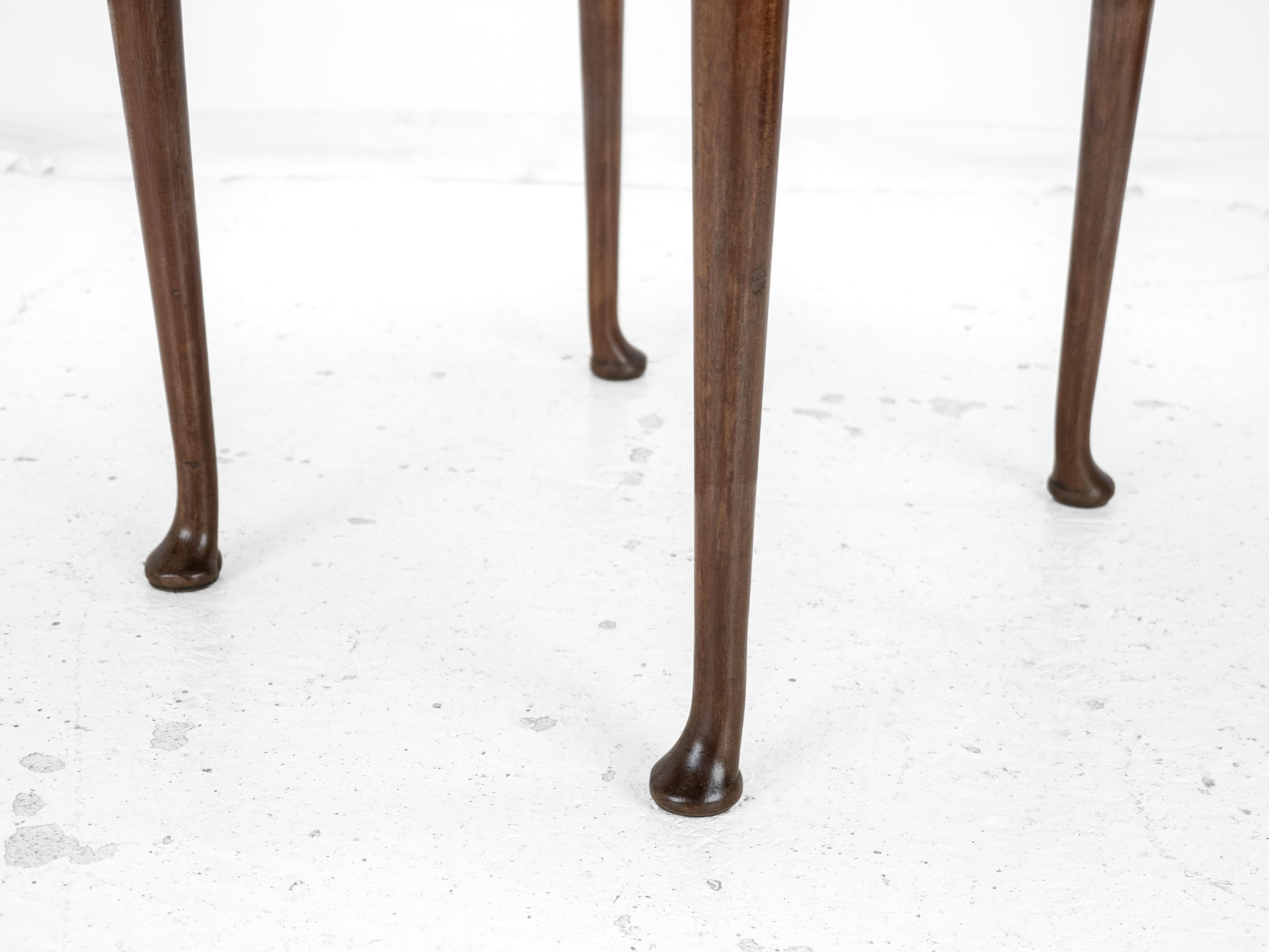 George II c.18th Mahogany Small Round Drop-Leaf Pad Foot Occasional Table For Sale 14