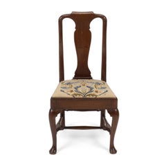 Silla auxiliar de estilo Jorge II de madera de nogal con asiento bordado con motivos florales, h. 1730-1750