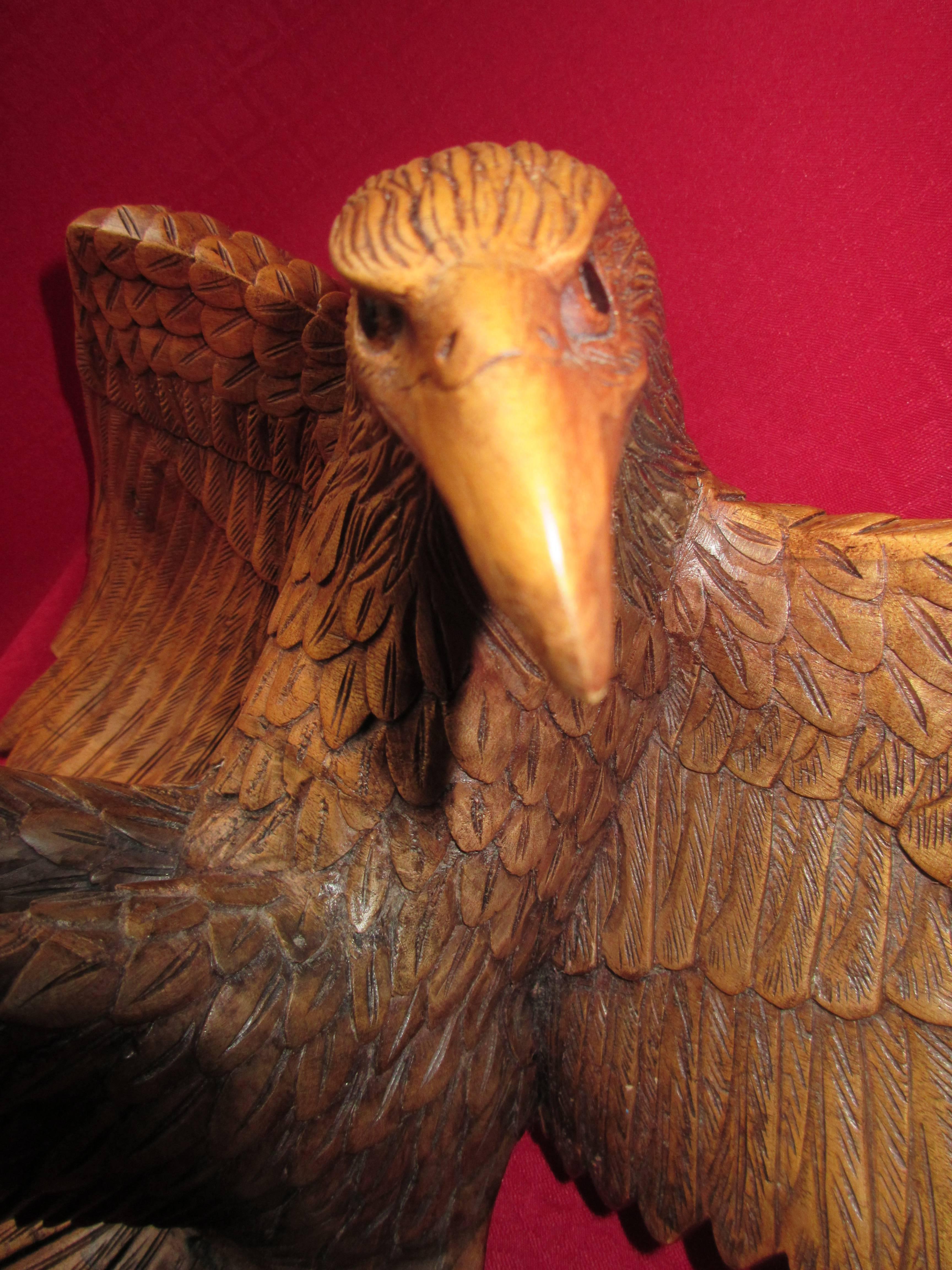 'Grand Tour' Life-Size Swiss 'Black Forest' Carved Walnut Eagle SATURDAY SALE! In Excellent Condition For Sale In Werkendam, NL