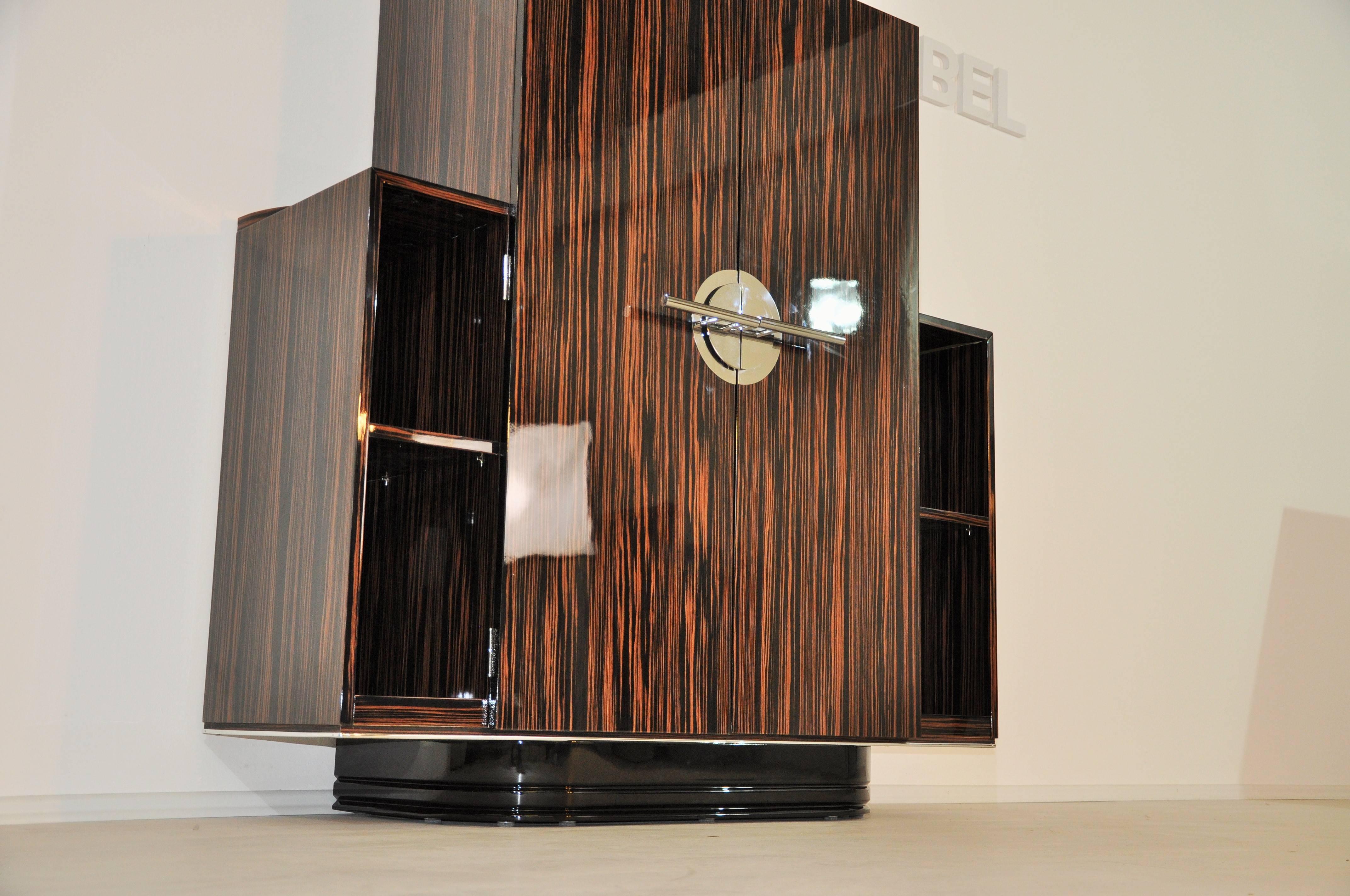 This wonderful macassar cabinet was picked up from an Art Deco mansion in Paris and restored by our joiners in 2016. It offers a unique macassar veneer with a highgloss finish on the complete body, we just painted the food with high quality black