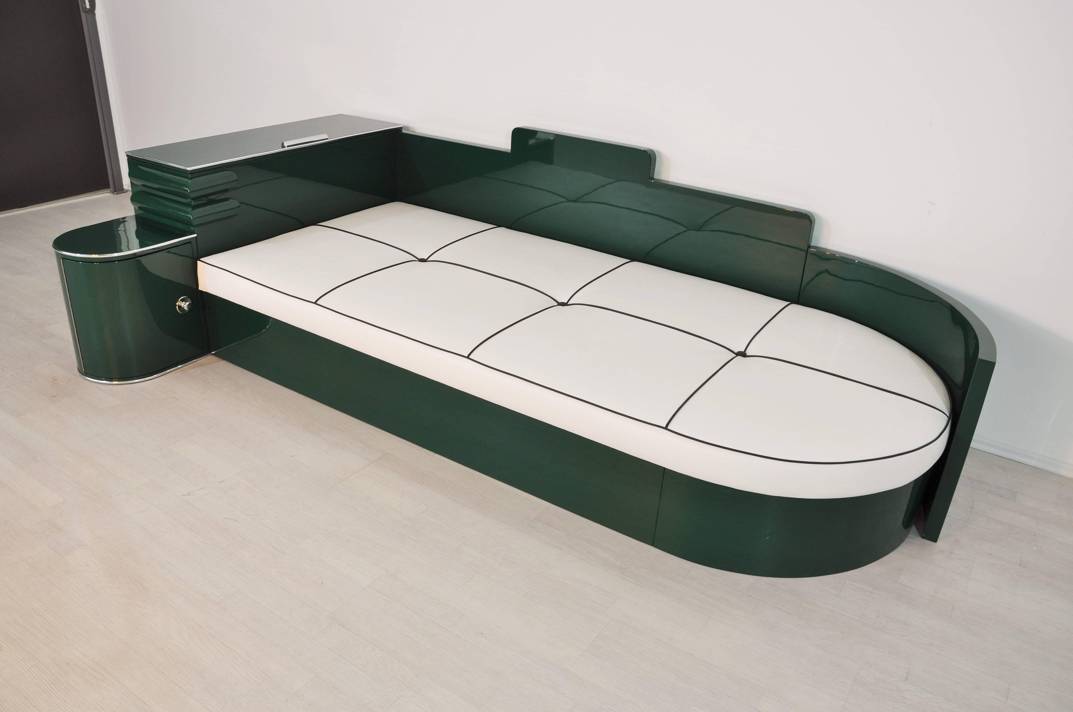 Wonderful Art Deco daybed with a very unique Jaguar racing green finish. To achieve a perfect and long-lasting quality ,the special hue is applied with up to 10 layers of lacquer. The french Daybed offers a simple yet detailed design wich is typical