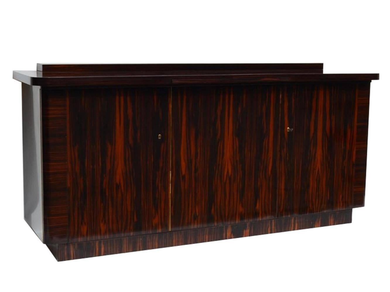 Art Deco buffet or sideboard made of palisander wood, Paris, circa 1920. Body with a wonderful grain and two big doors. An absolute single piece with a lot of character!

 Big sideboard with plenty of storage space.
 Multi-layer highgloss
