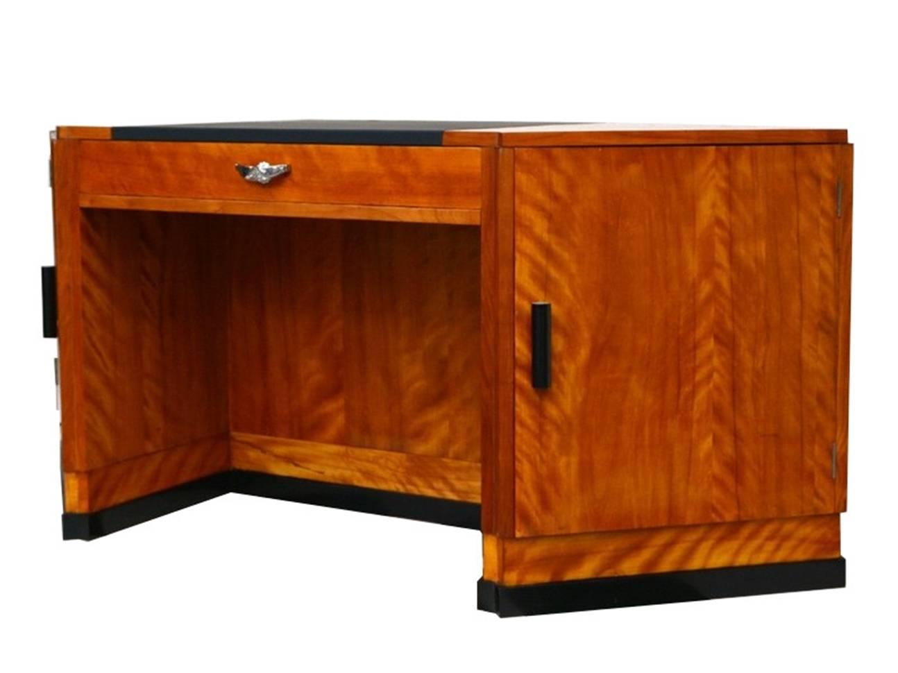 Art Deco desk with a black writing area. It convinces with its stylish exterior and the luxurious cherry and mahogany woods. Additionally it offers plenty of storage space and a big surface.

Big central drawer.
extraordinary body with hexagonal
