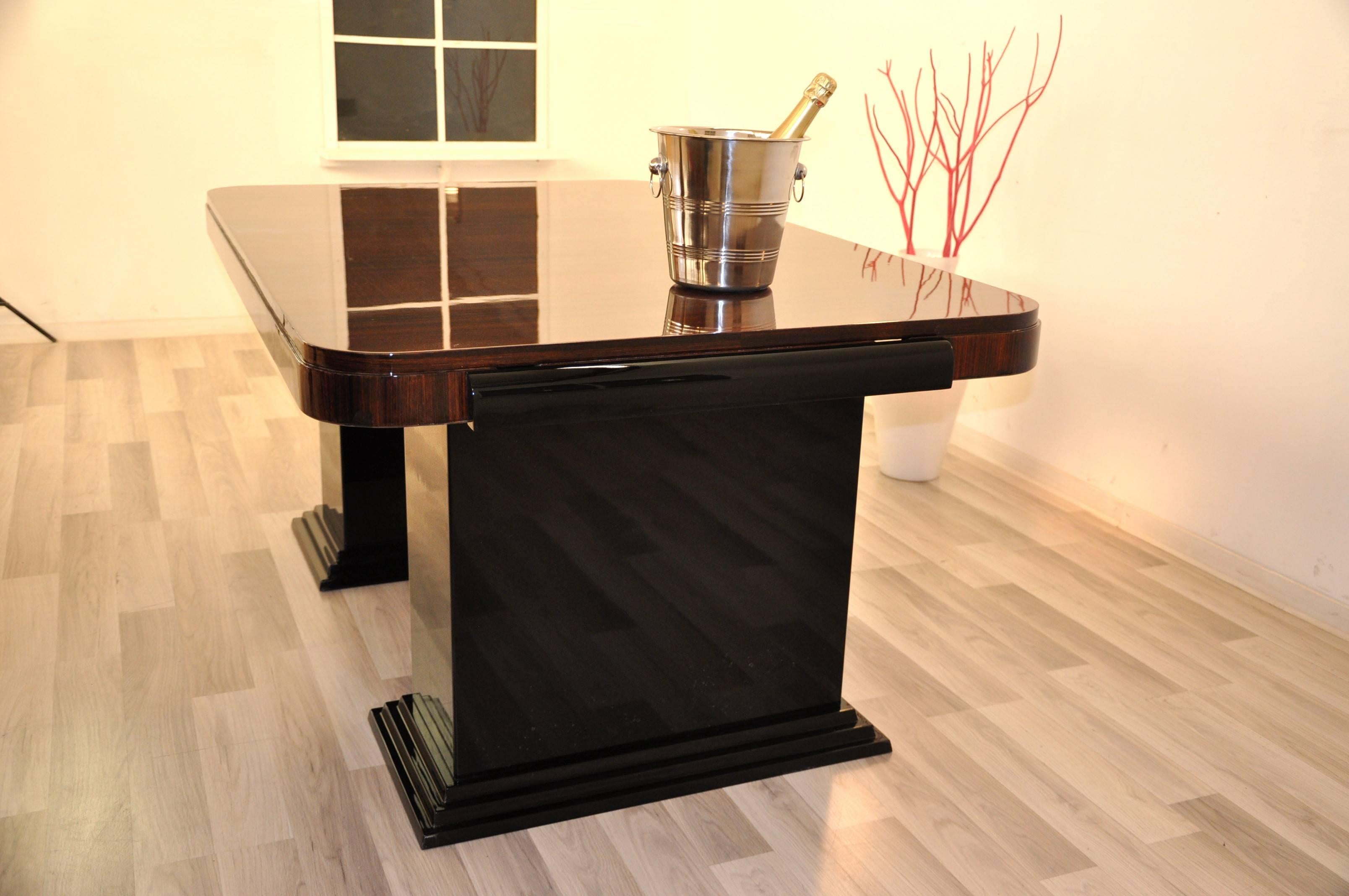Art Deco lady's desk with a beautiful Macassar tabletop. Elegant design with black legs with pyramid feet and a hand polished finish. The tabletop offers a great Macassar veneer with a gorgeous and unique grain.

 Luxurious design with rounded
