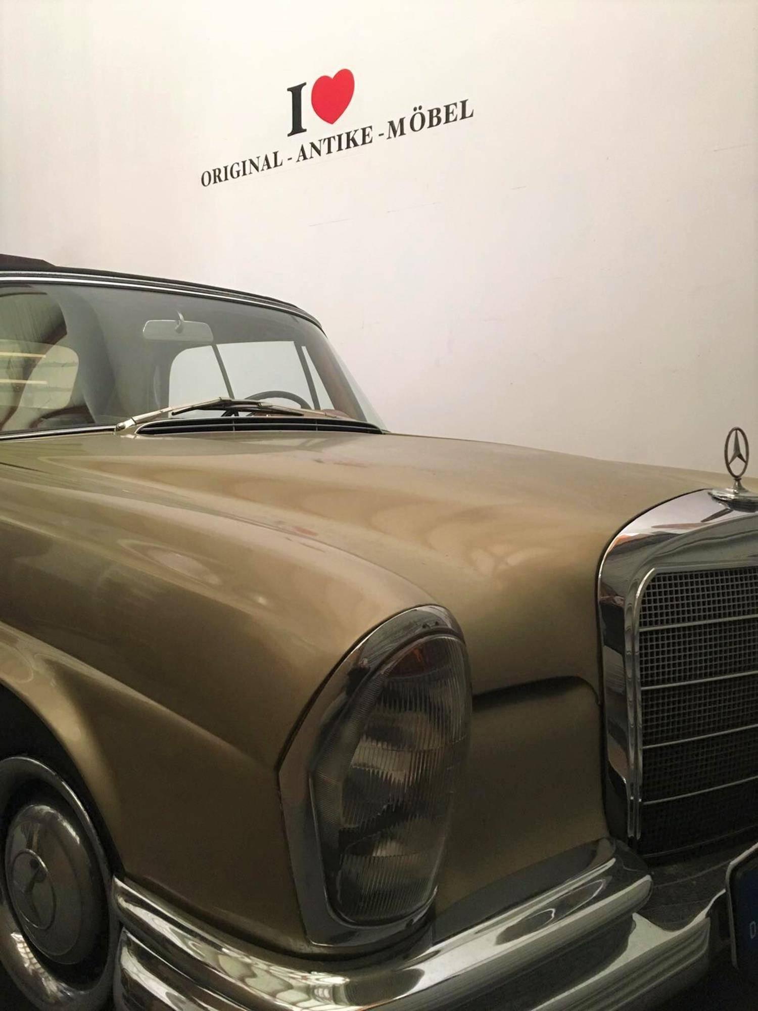 We got our hands on a very rare and unique Mercedes Benz W111 cabriolet from 1965. One of just 975 German made 250SE´s. No US-Import. Probably the only gold metallic cabriolet with original checkbook which is for sale. It features a 4 shift manual