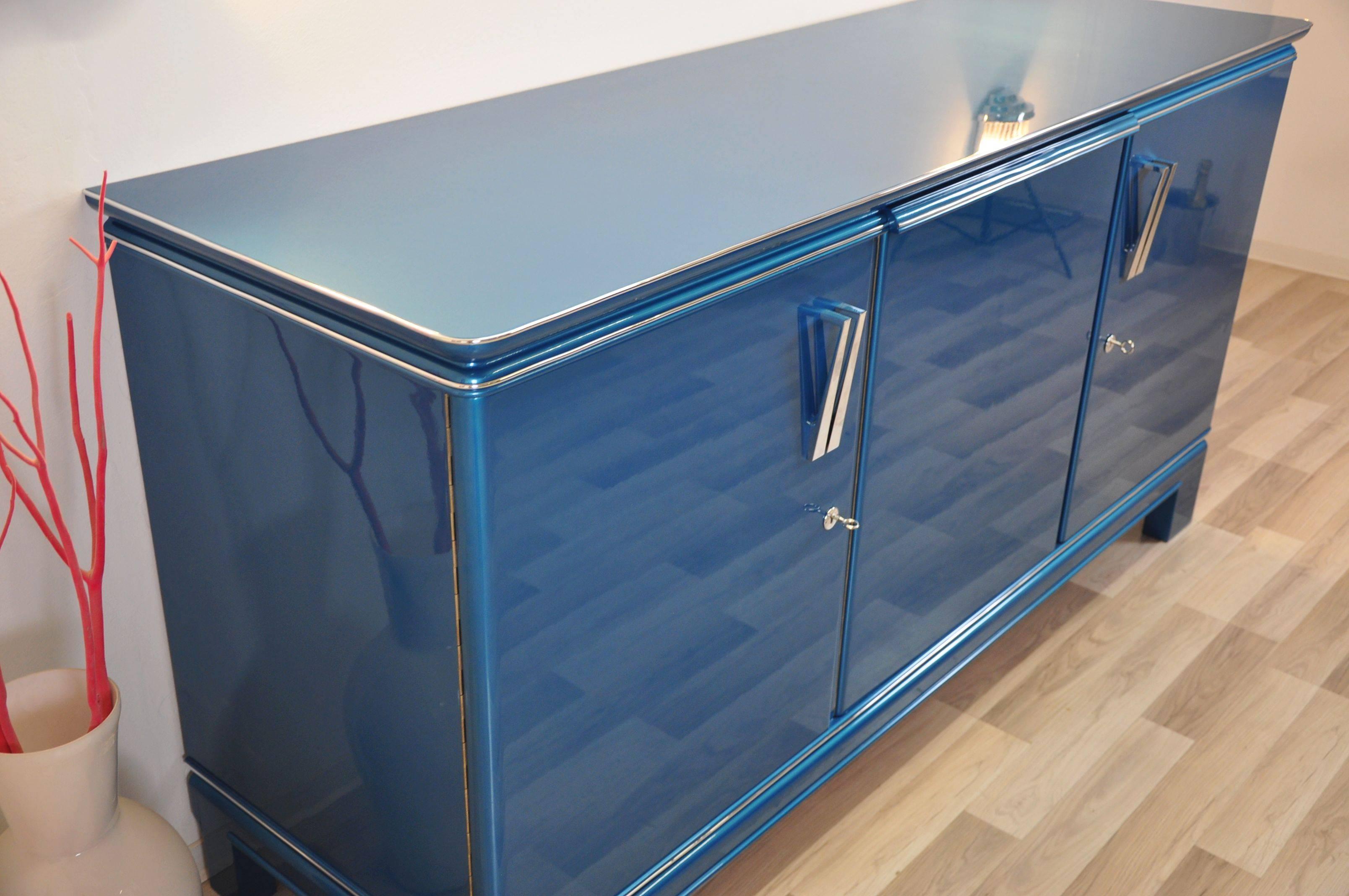 Exceptional Art Deco sideboard in steel blue. A unique buffet with a straight forward design and an amazing blue paintjob. With a hand polished high gloss finish and big chrome handles. 

Amazing color: Steel blue metallic.
Chrome trim and chrome