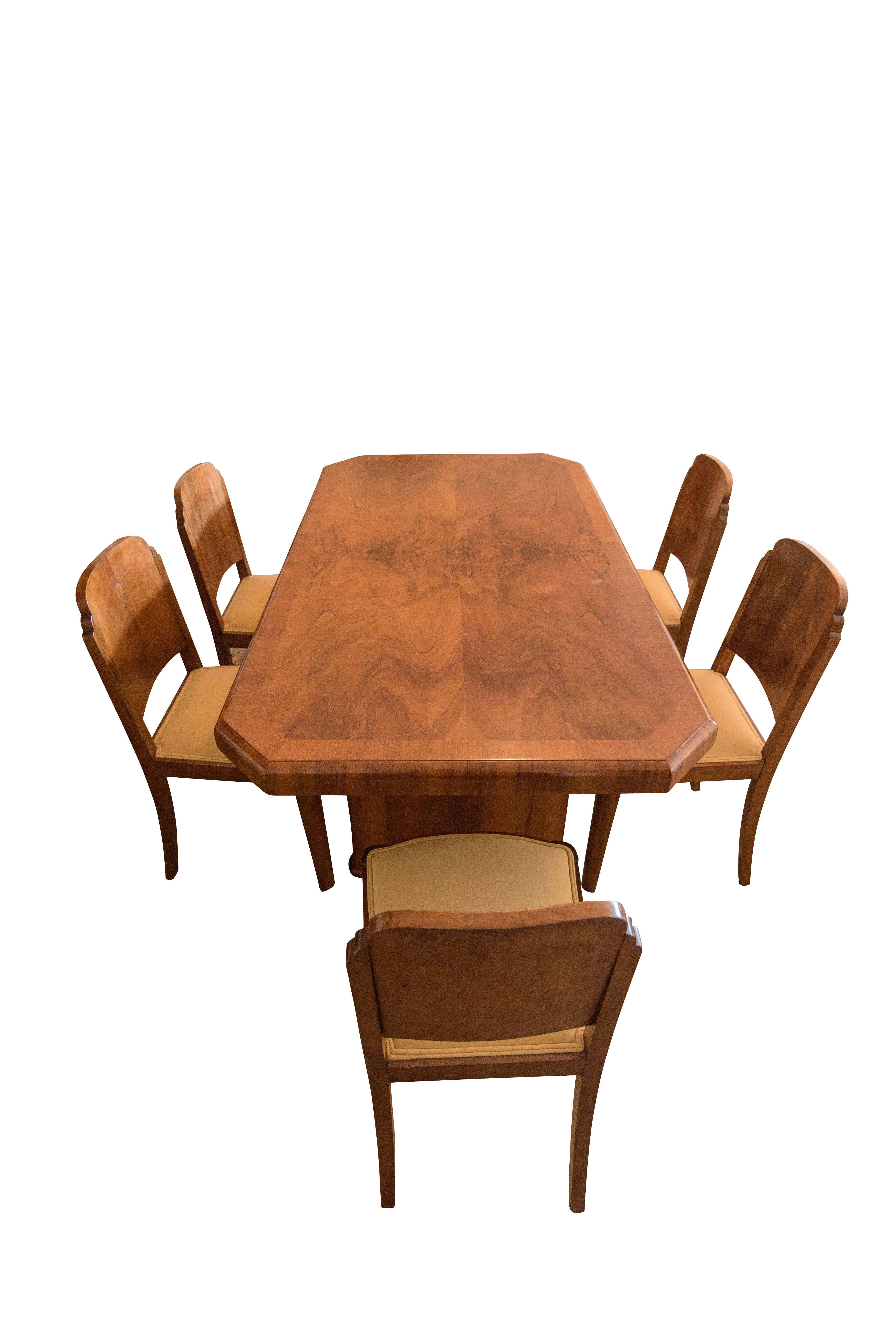 Great living room set consisting of a large walnut dining table with 6 matching chairs with fabric. Convinces with its typical Art Deco design including straight lines and a very special wooden grain.

    - original set from Spain, 1920s
    -