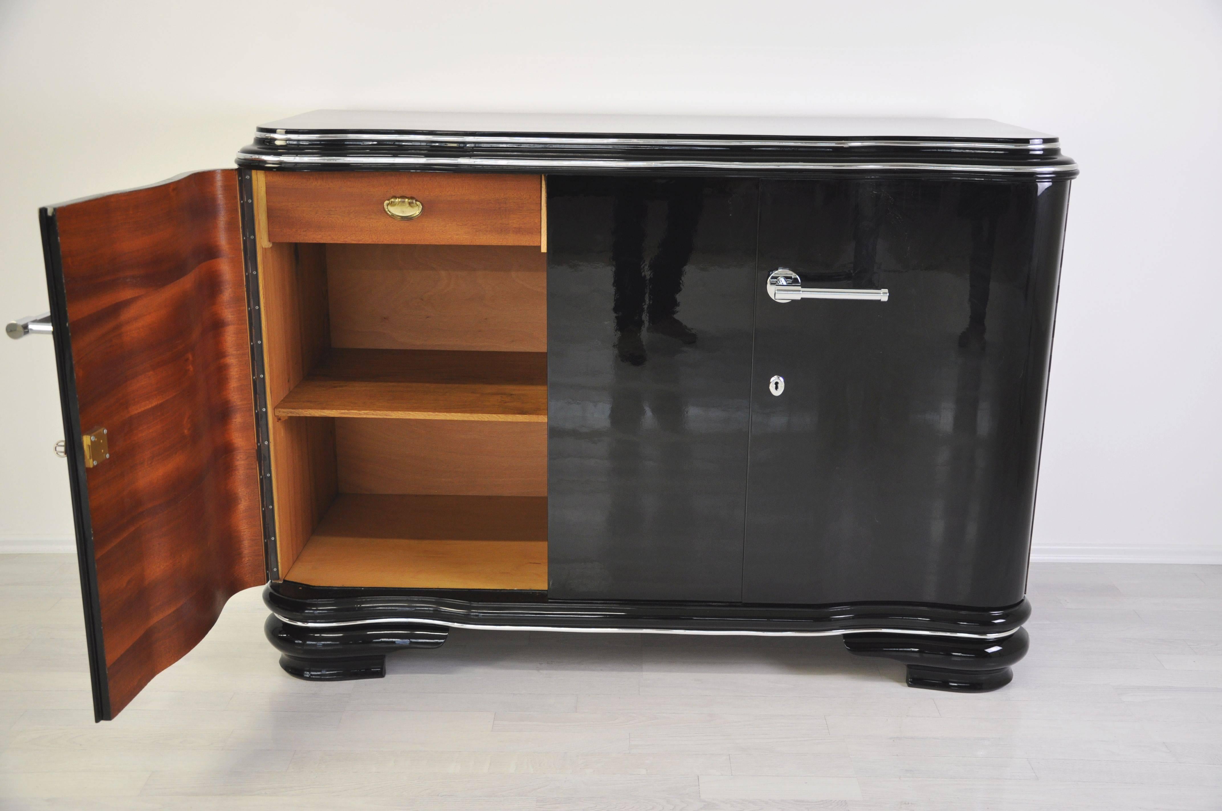 French Art Deco Sideboard with Serpentine Doors In Excellent Condition In Senden, NRW