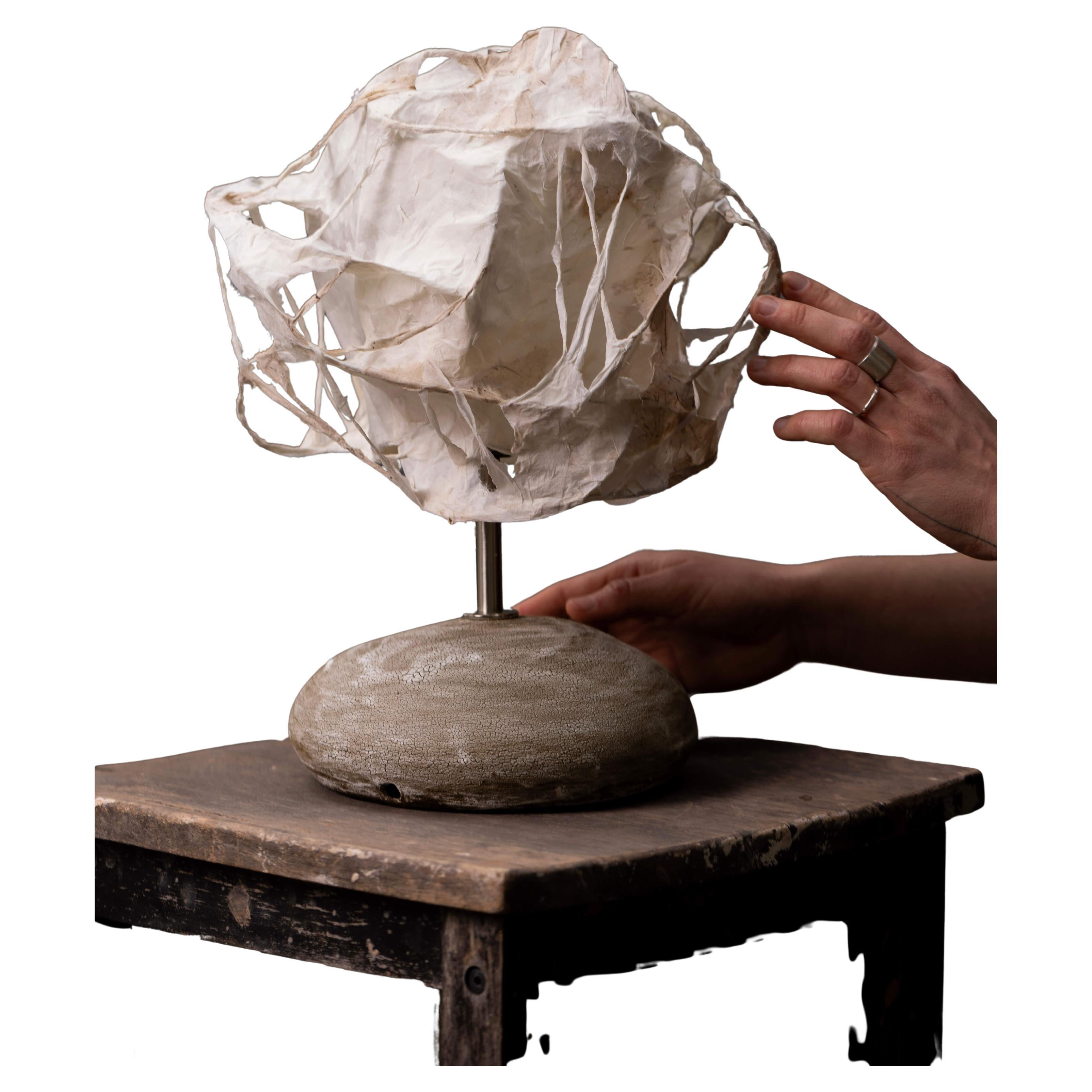 Lampada artigianale in ceramica a smalto vulcanico con base strutturata e paralume in carta in vendita