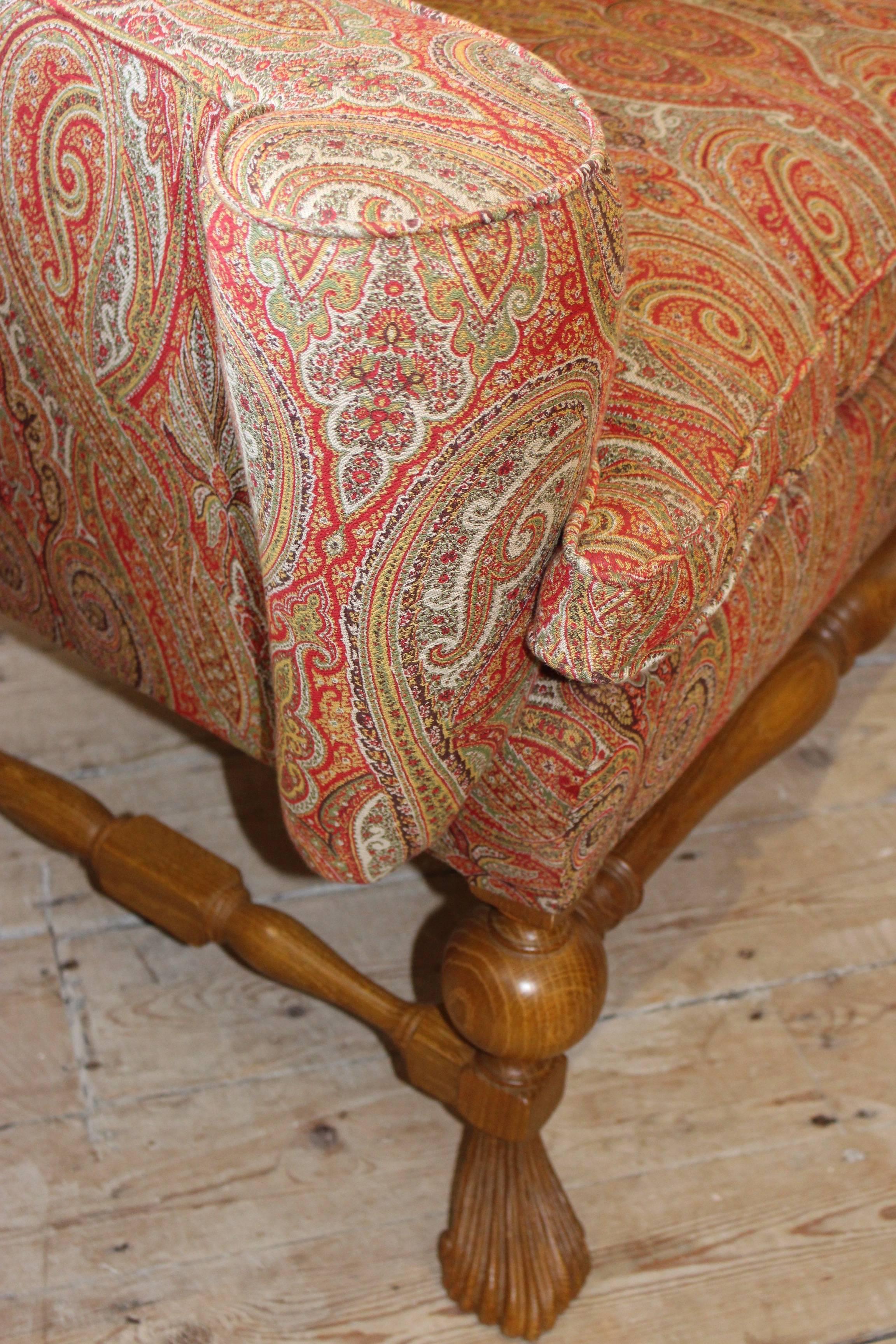 Chaise à oreilles en chêne de style William and Mary Wing tapissée d'un motif cachemire Etro Excellent état - En vente à Petworth, West Sussex