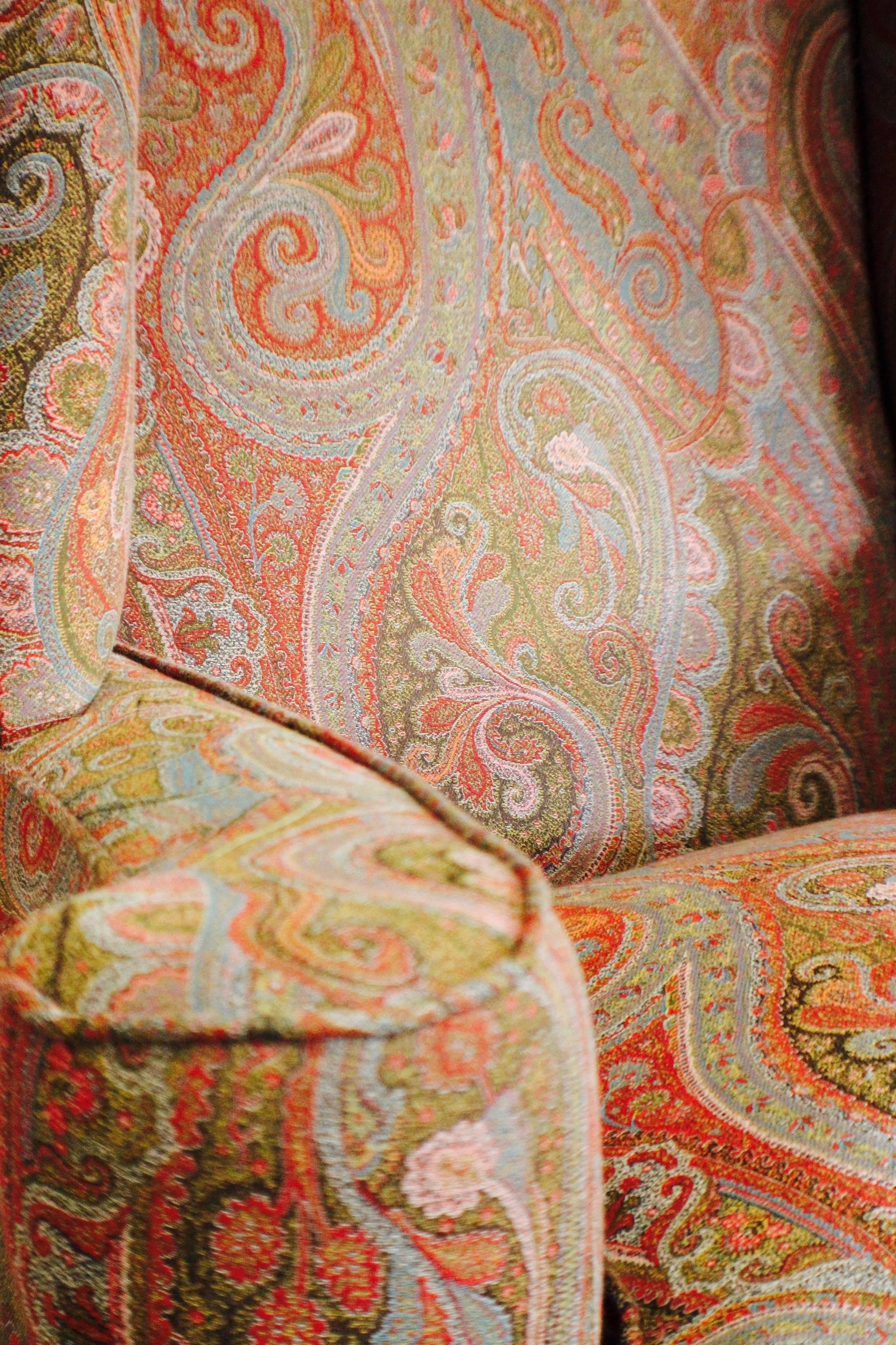 Britannique Chaise à oreilles en chêne de style William and Mary tapissée d'Etro Andromeda en vente
