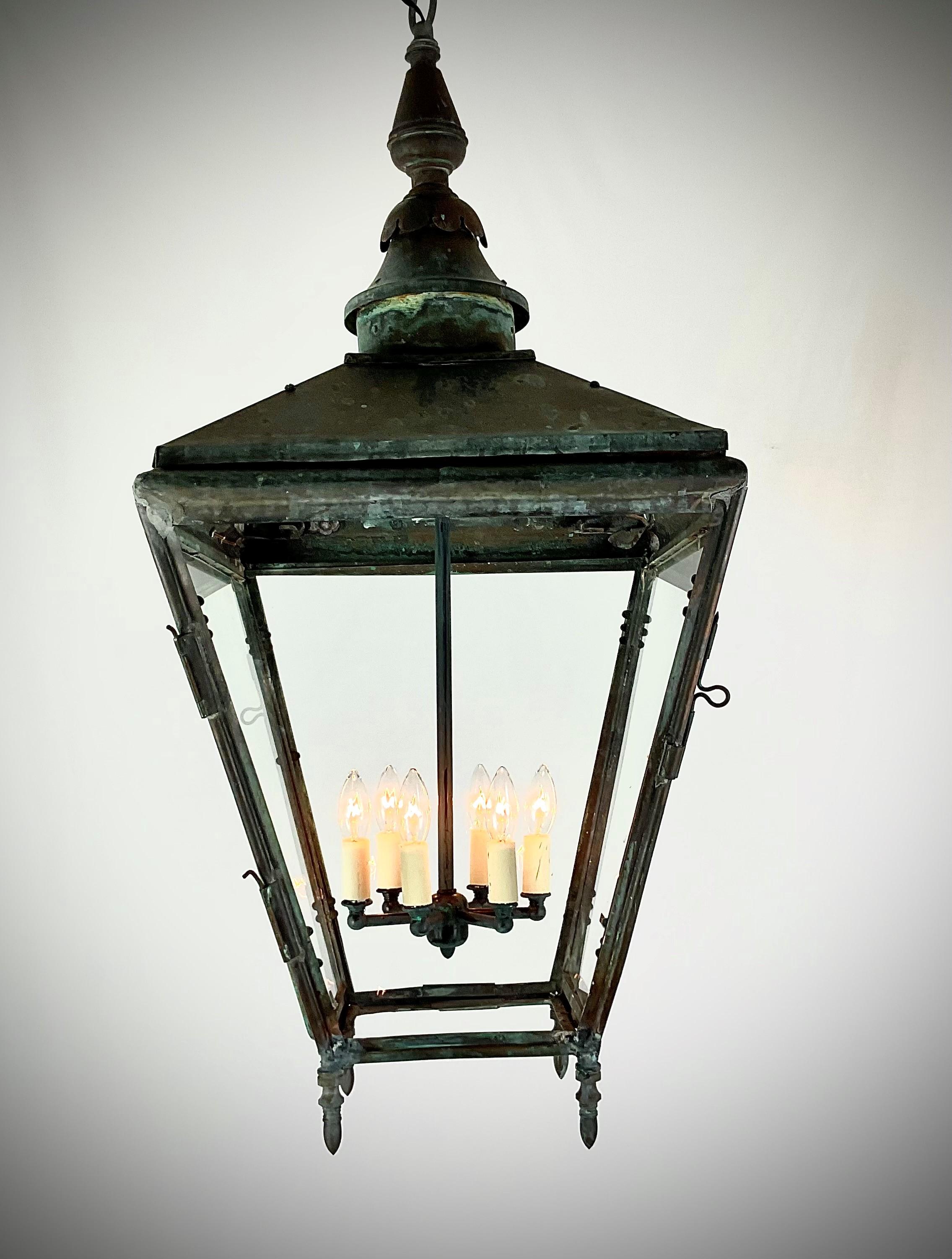Eccezionale lanterna da esterno in rame massiccio originale. Originariamente progettato per il gas. Completamente convertito a sei (6) luci elettriche. Nuovo vetro. Viene fornito con una catena da 24 pollici e un baldacchino da soffitto con tutte le