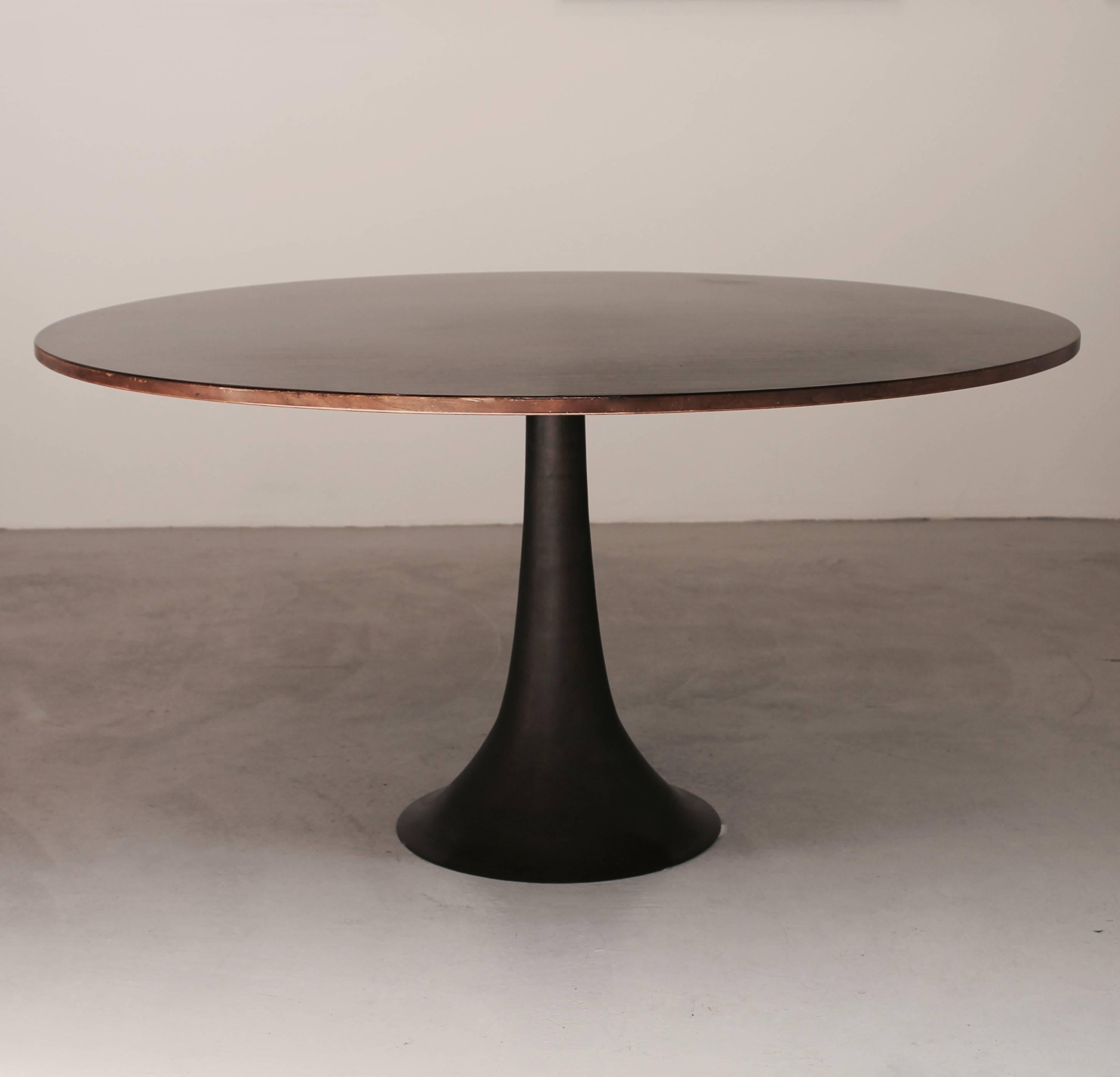 Table designed by Angelo Mangiarotti for Bernini. Foot in bronze realized by Battaglia foundry, wooden top.