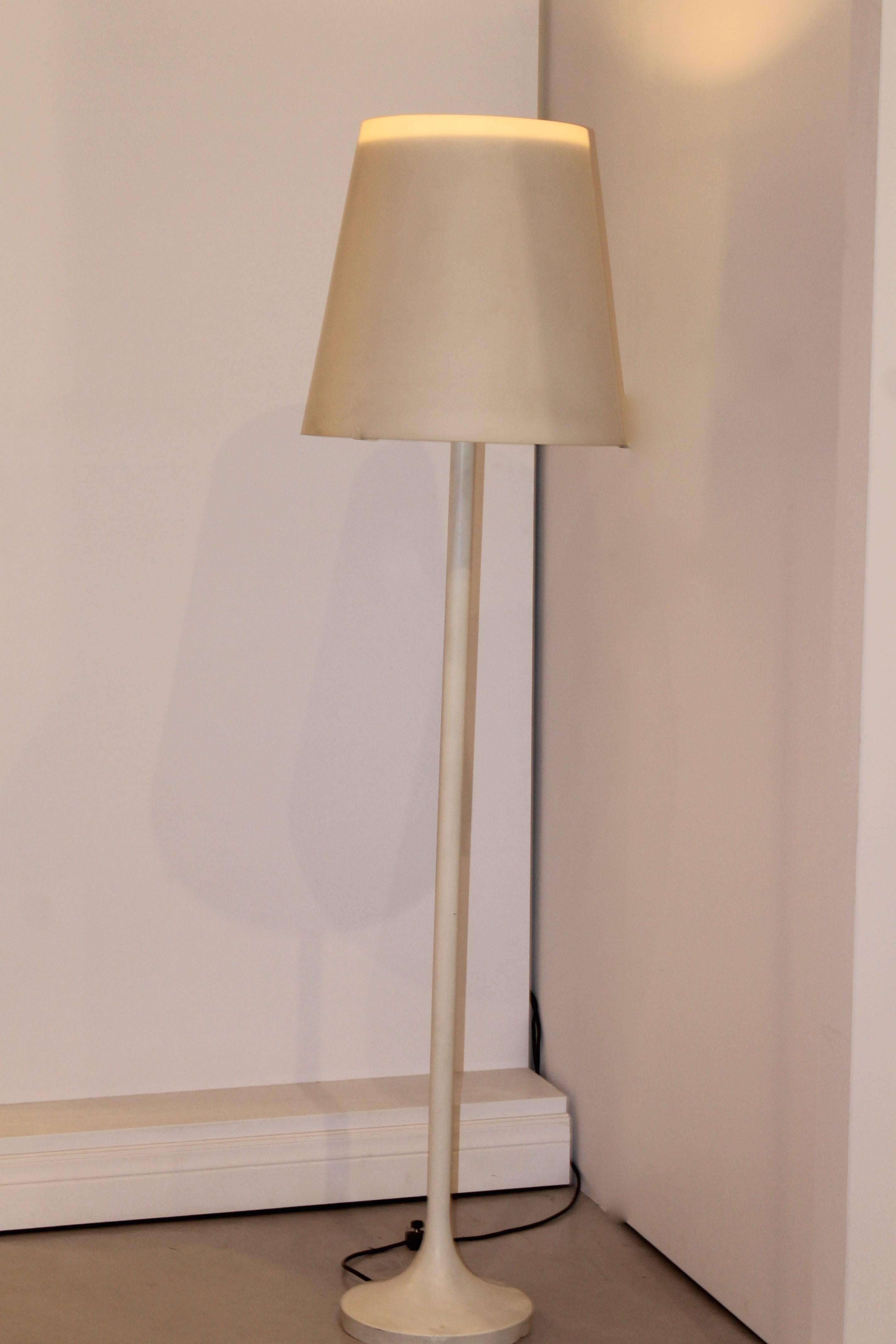 Important floor lamp by Fontana Arte. Lampshade in glass, double possibility of illumination: On the top, in the middle or both.
In excellent conditions.