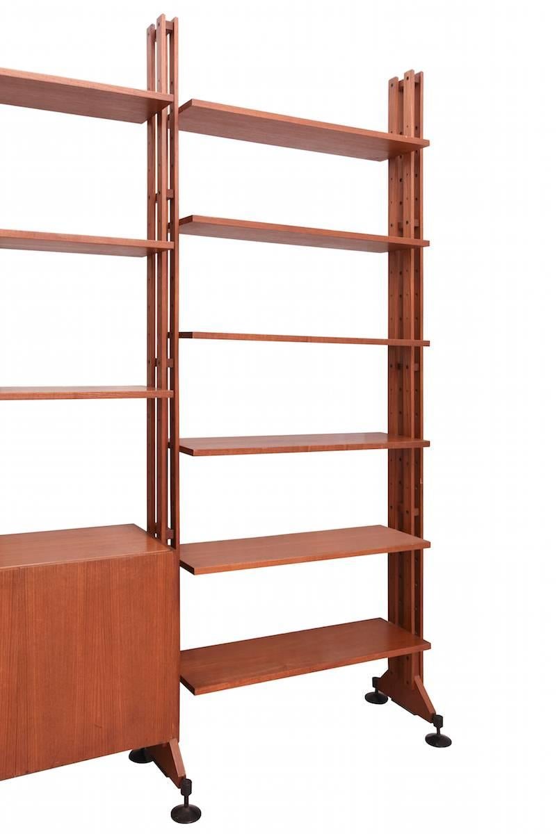 LB10 Bookcase designed by Franco Albini and Franca Helg 1958 produced by Poggi Pavia Italia
The LB10 bookcase is made in rosewood, this LB10 model has one cabinet and 9 elements of étagère, the bookcase is in excellent vintage