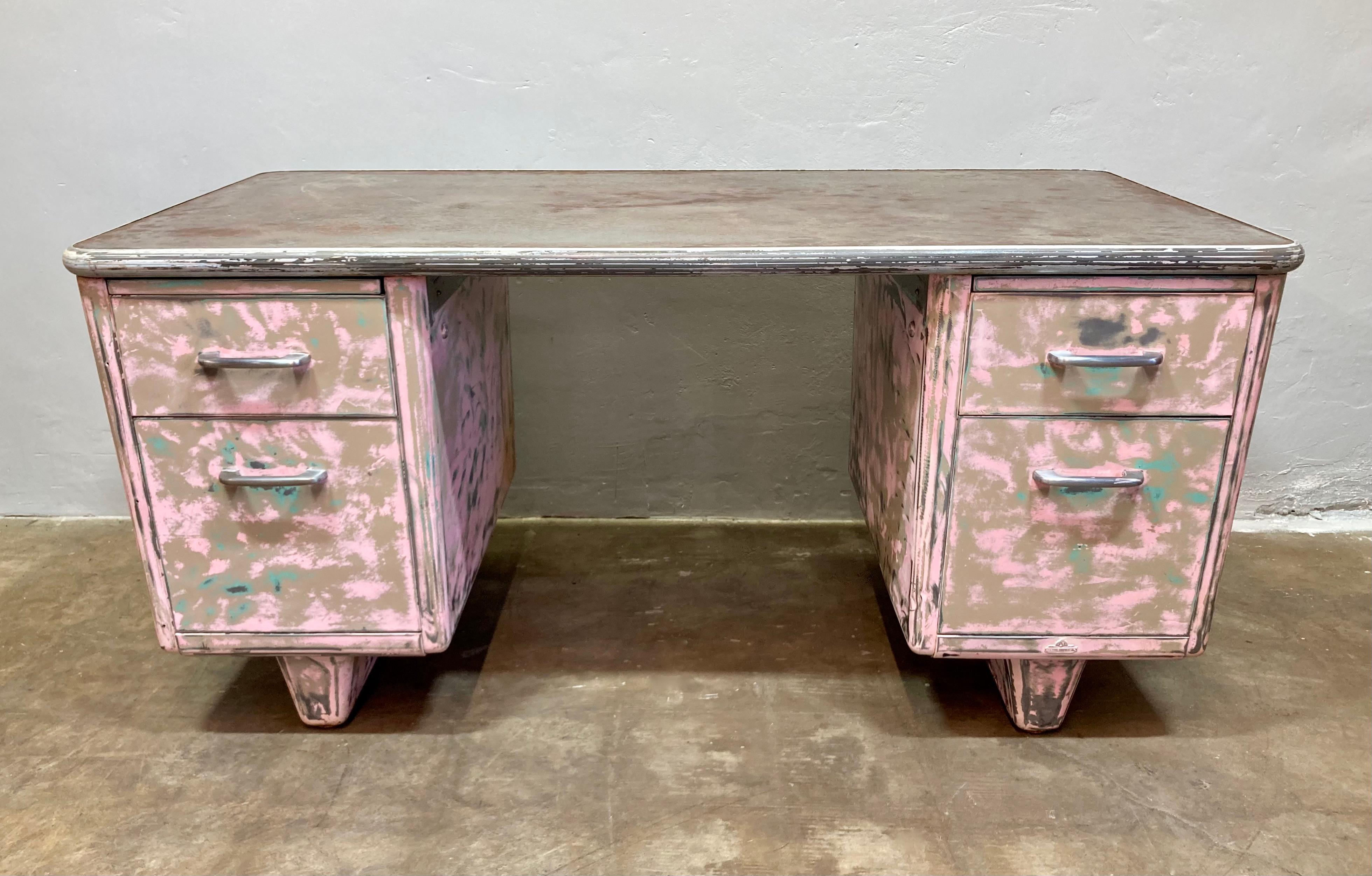 La scrivania Allsteel per carichi pesanti degli anni '60 è stata rifinita in modo creativo con un motivo astratto in rosa e grigio. Ognuno dei due piedistalli è dotato di un cassetto superiore con serratura e di un ampio cassetto inferiore. Presenta