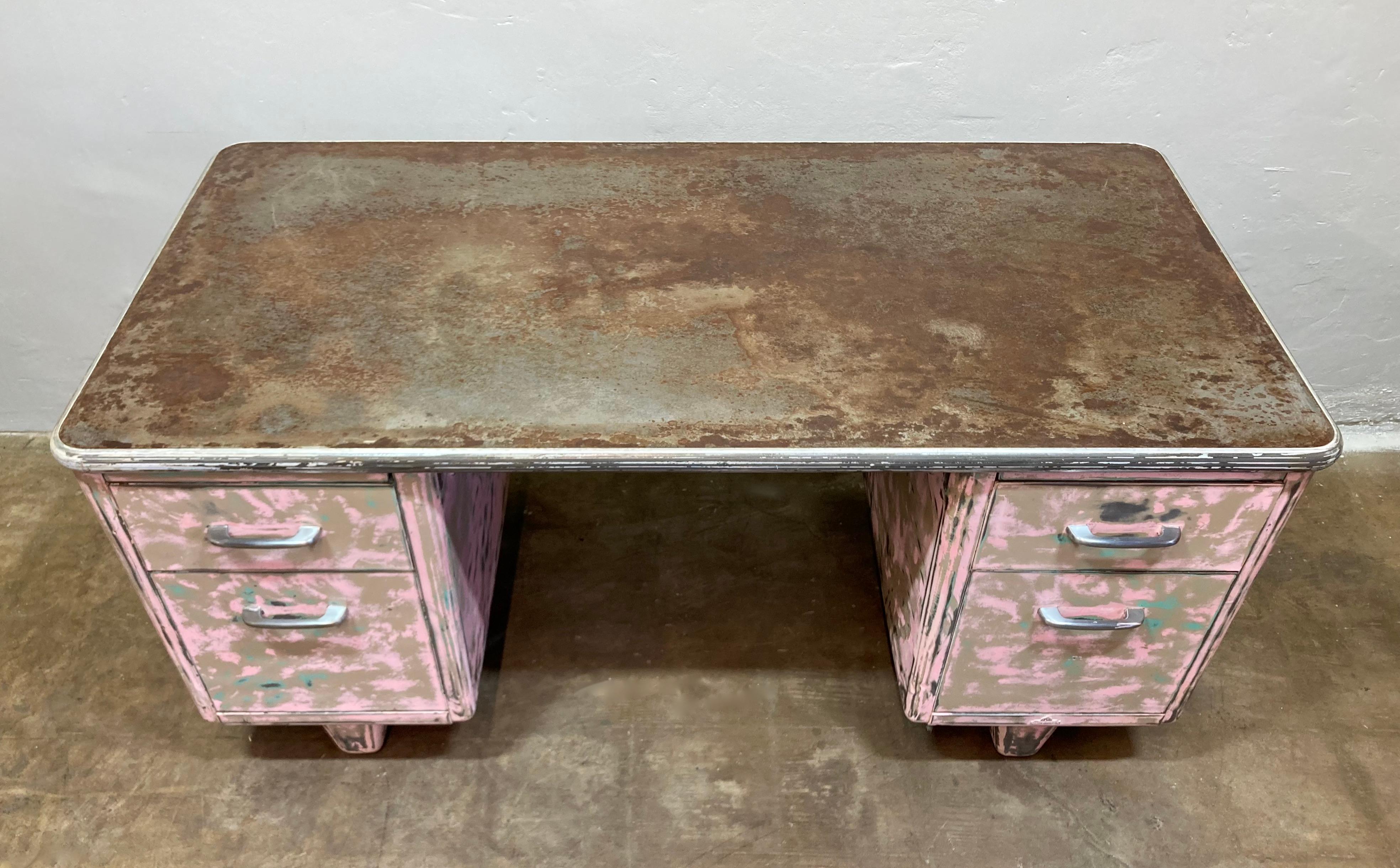 Mid-Century moderno Scrivania con piano paracolpi in Allsteel rosa in vendita