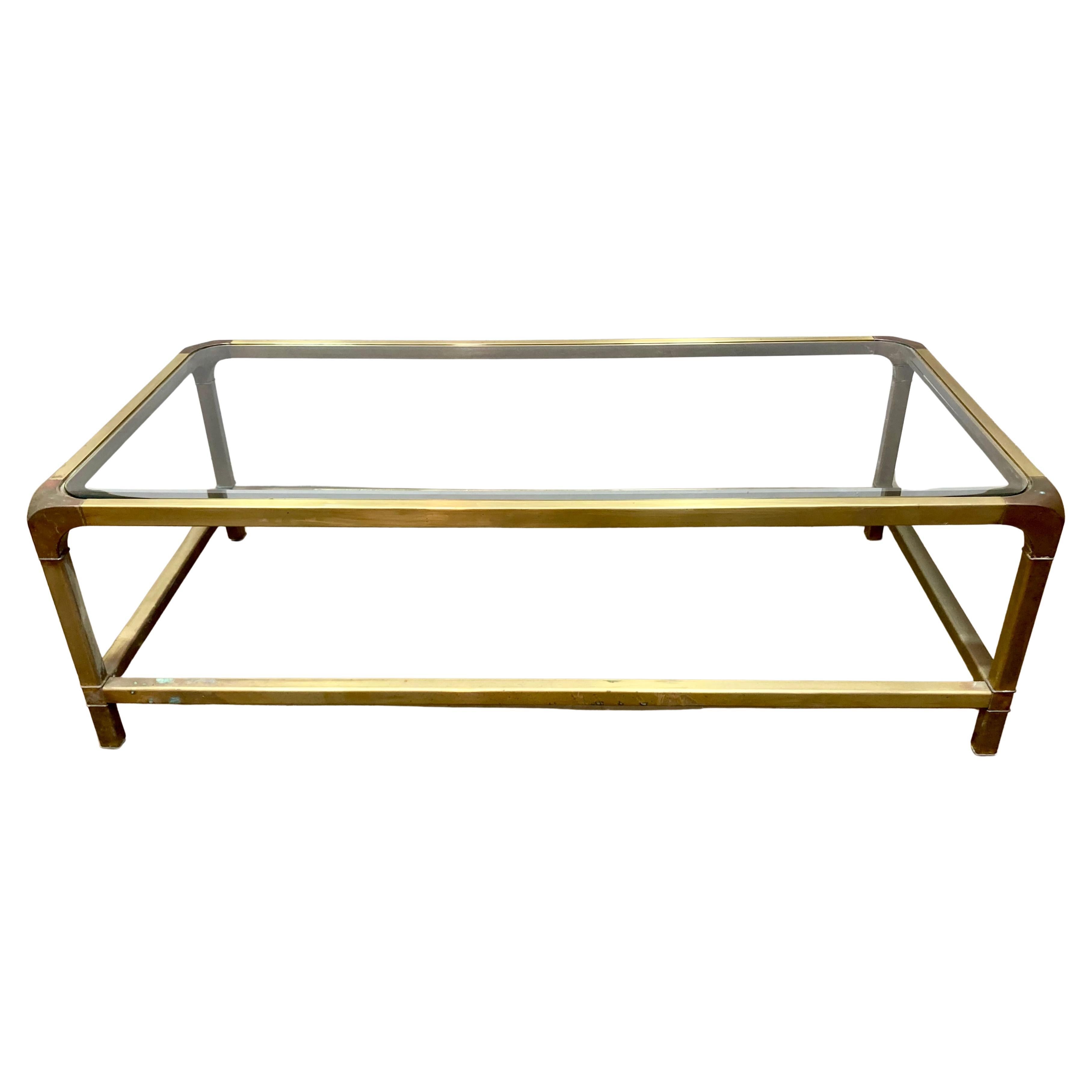 Table basse vintage en laiton et verre Mastercraft en vente