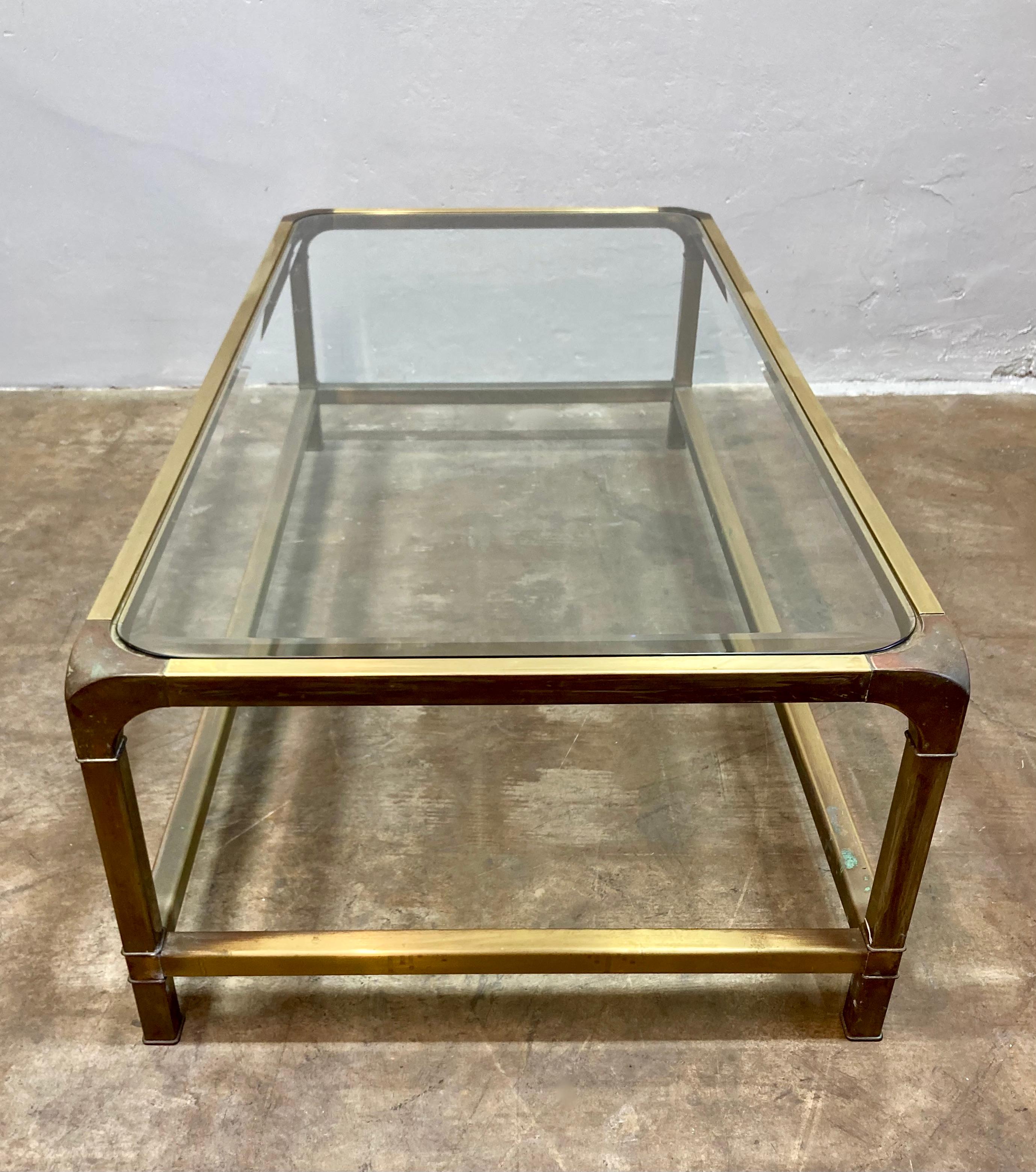 Laiton Table basse vintage en laiton et verre Mastercraft en vente