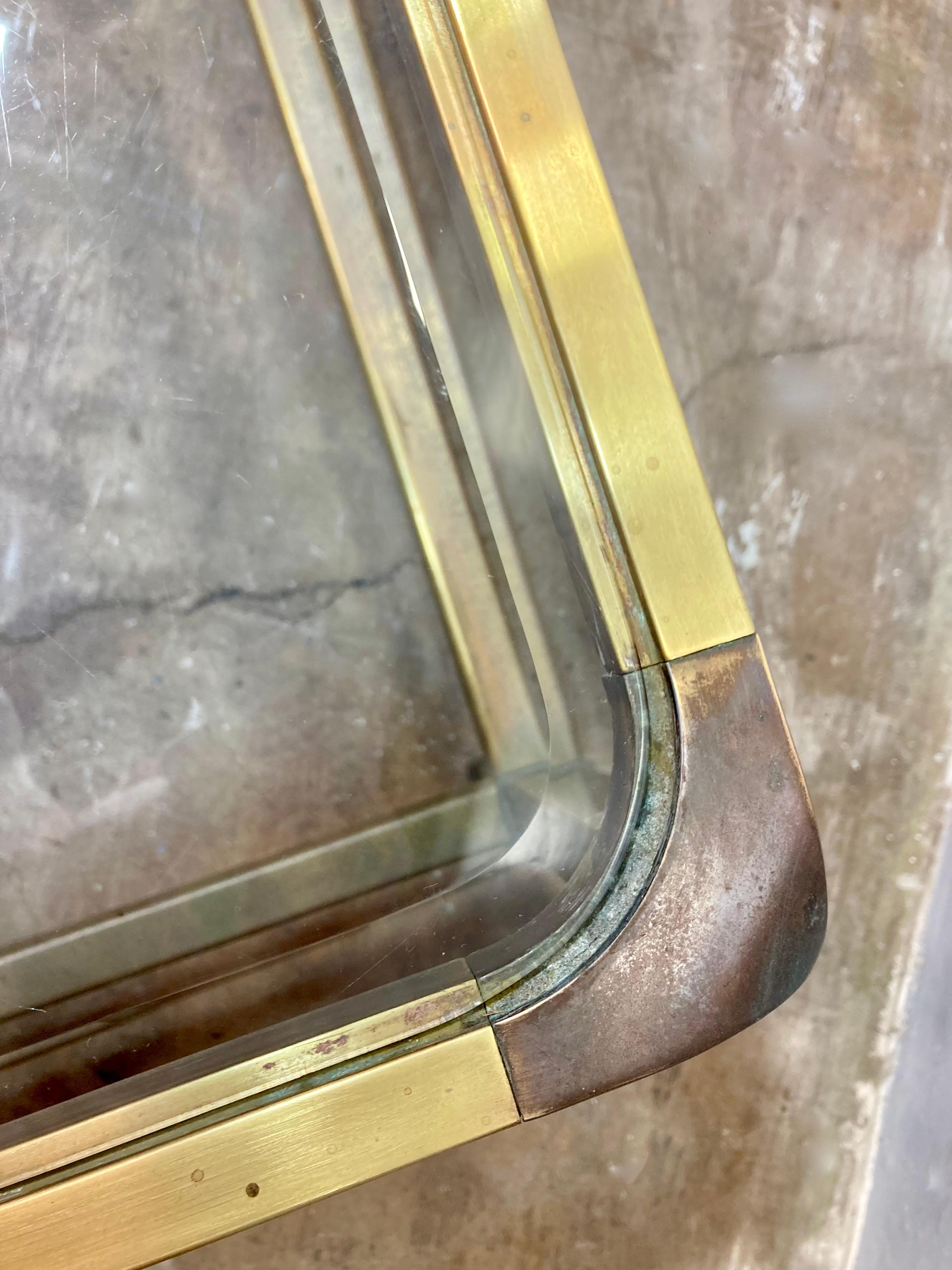 20ième siècle Table basse vintage en laiton et verre Mastercraft en vente