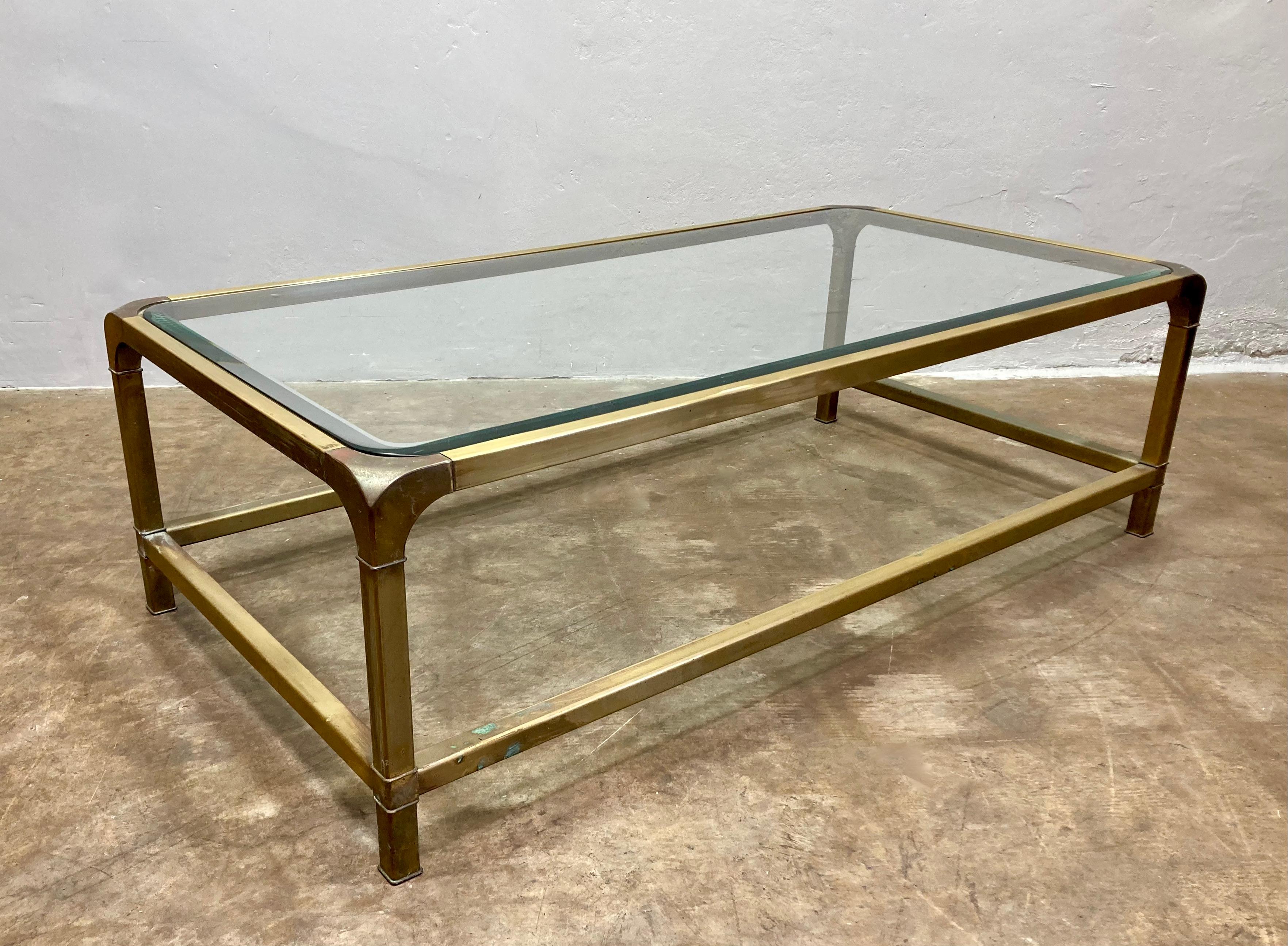 Hollywood Regency Table basse vintage en laiton et verre Mastercraft en vente